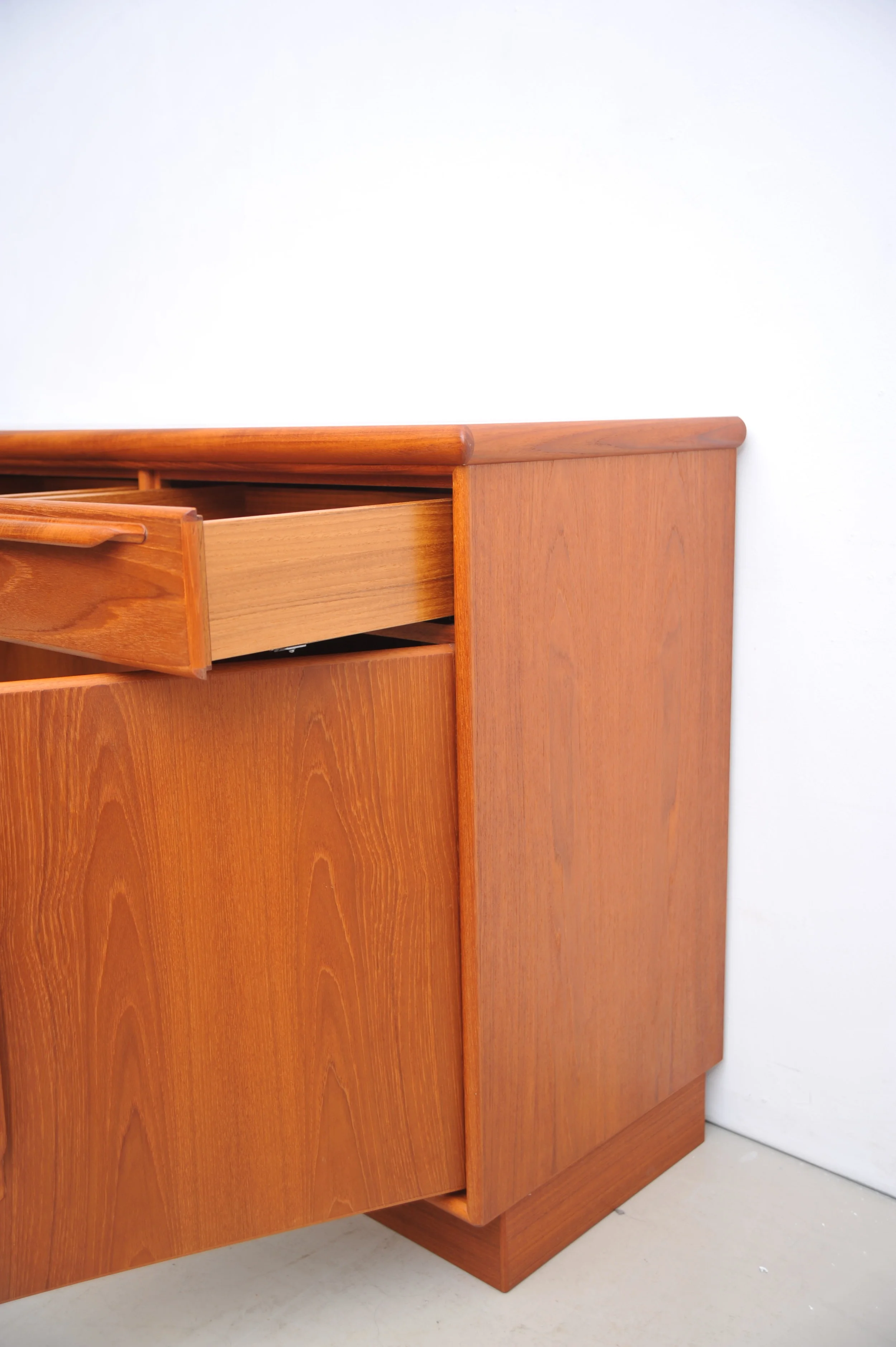 Teak-sideboard-schubladen-denmark-seite-links.JPG