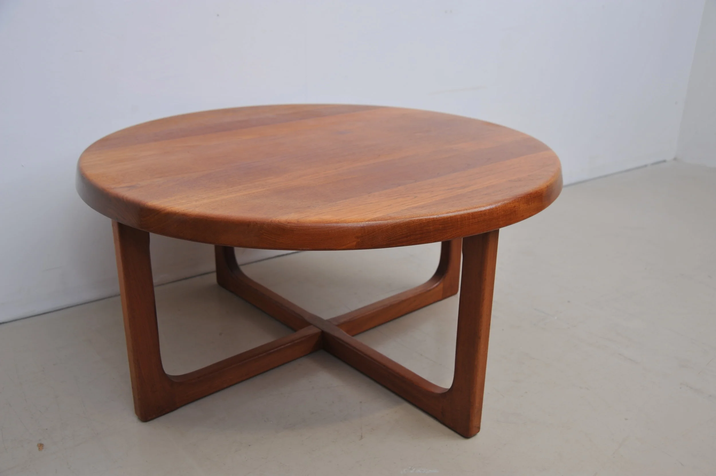 teak-tisch-couschtisch-coffee-table-massiv-ganz.JPG