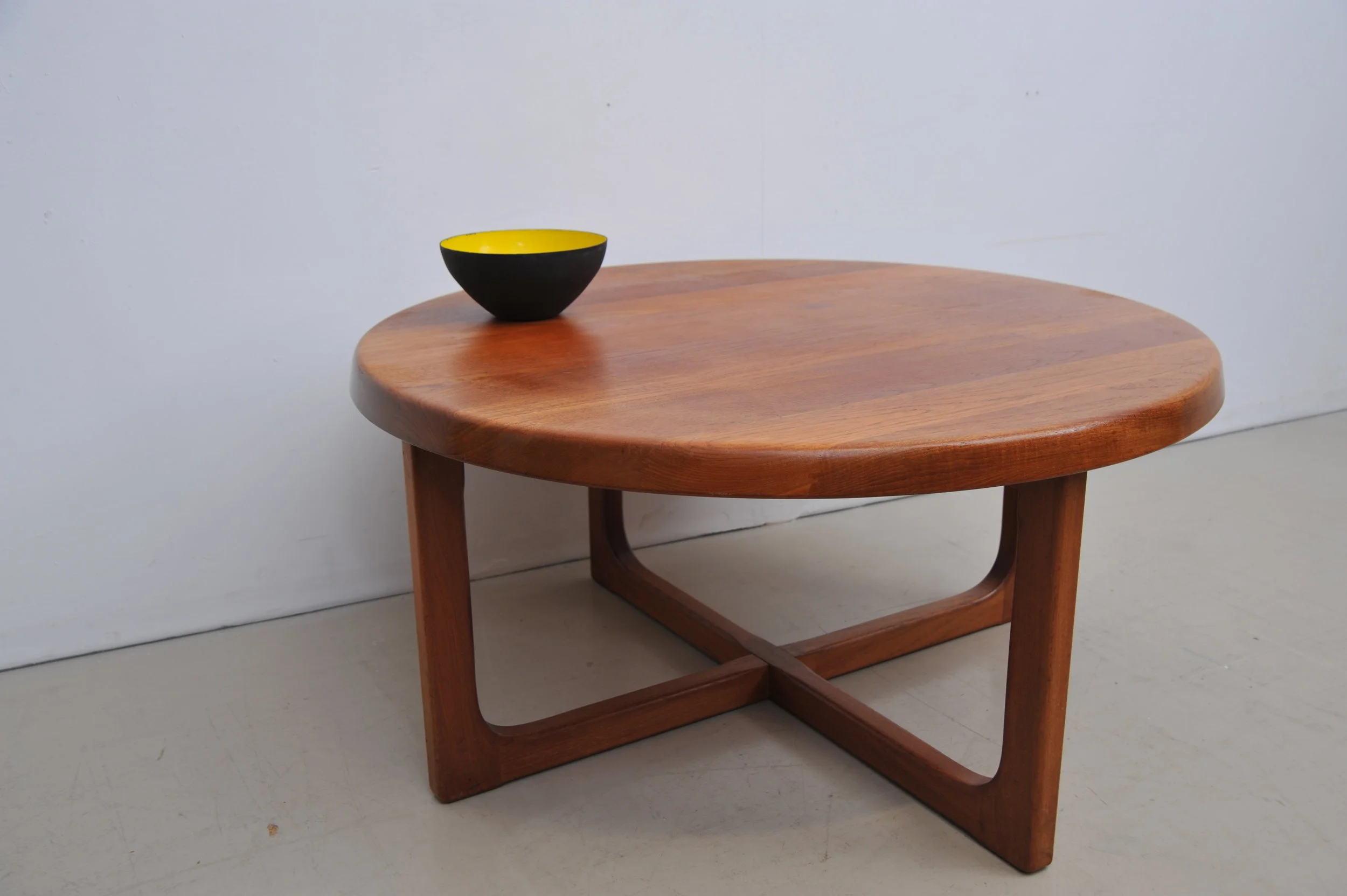 teak-tisch-couschtisch-coffee-table-massiv-schale.JPG
