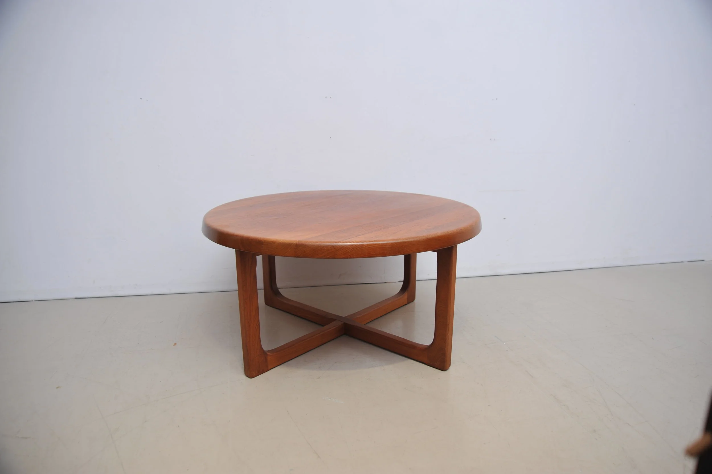 teak-tisch-couschtisch-coffee-table-massiv-vorne.JPG