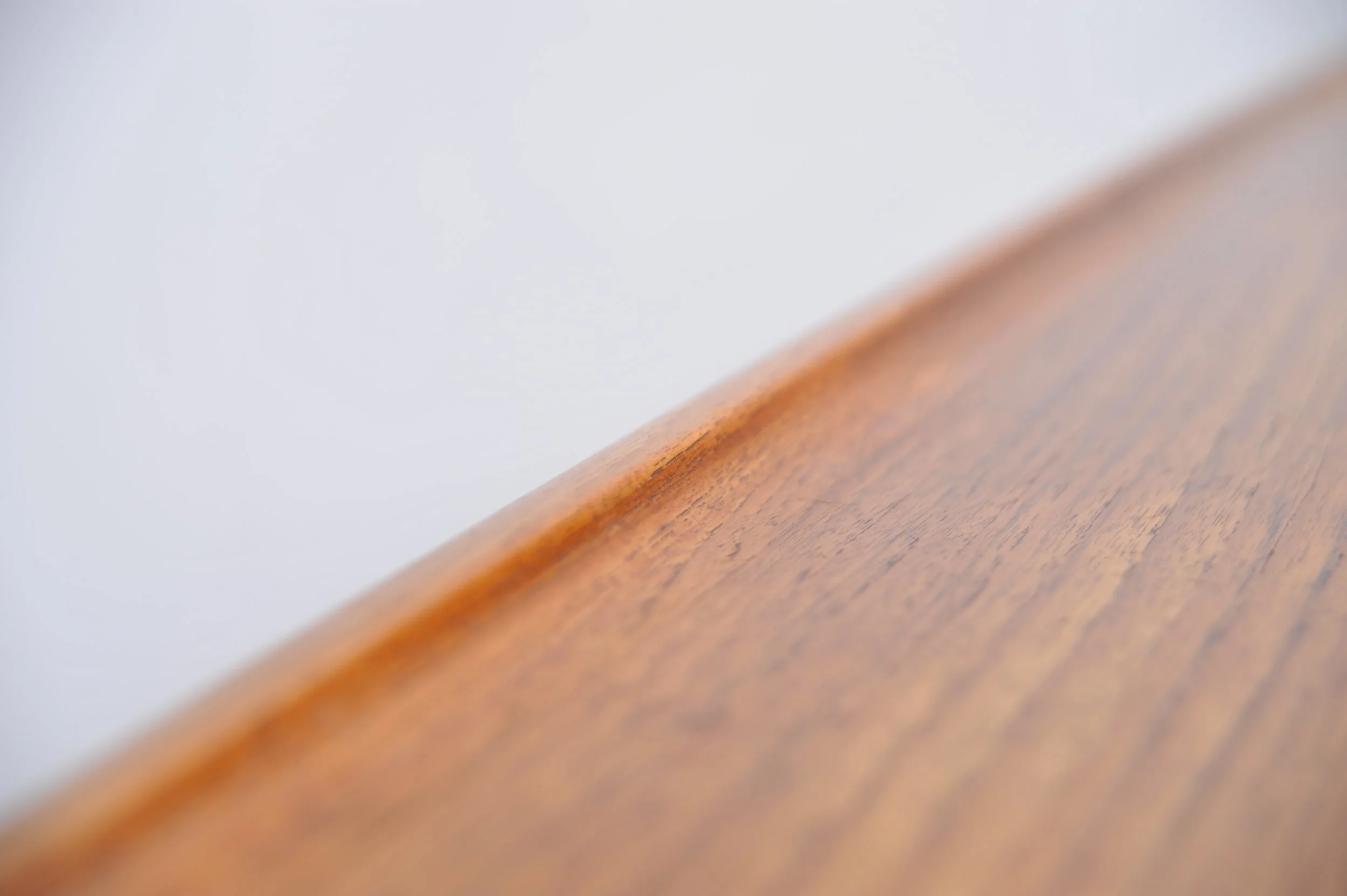 grete-jalk-couchtisch-tisch-coffee-table-teak-braun-rand-surfboard-zeitungsablage-.JPG