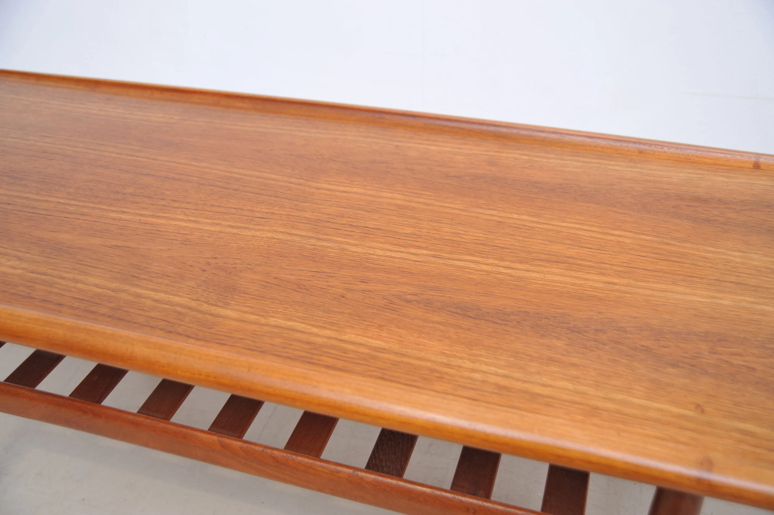 grete-jalk-couchtisch-tisch-coffee-table-teak-braun-rand-surfboard-zeitungsablage-furnier.JPG