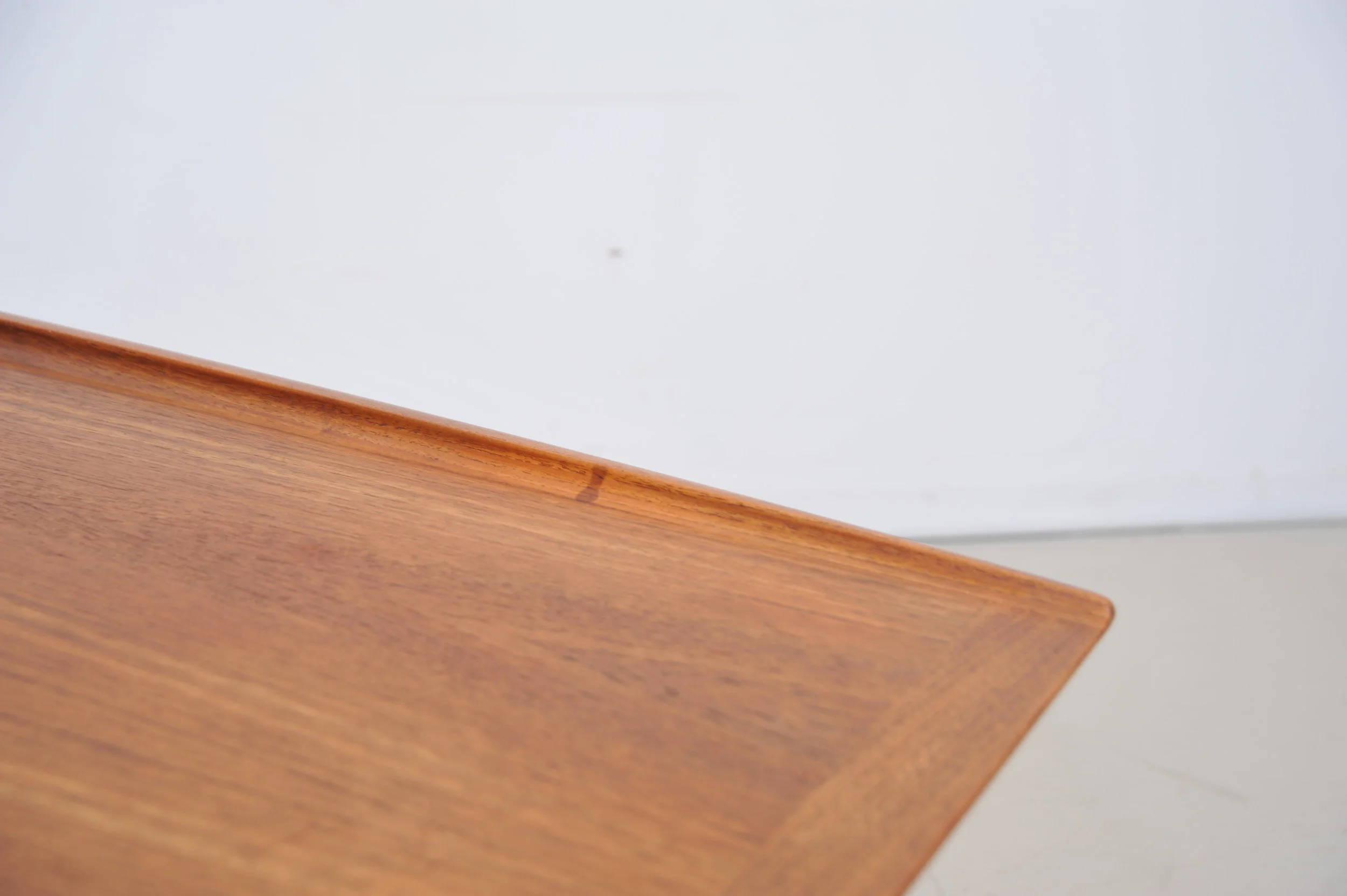 grete-jalk-couchtisch-tisch-coffee-table-teak-braun-rand-surfboard-zeitungsablage-kannte.JPG