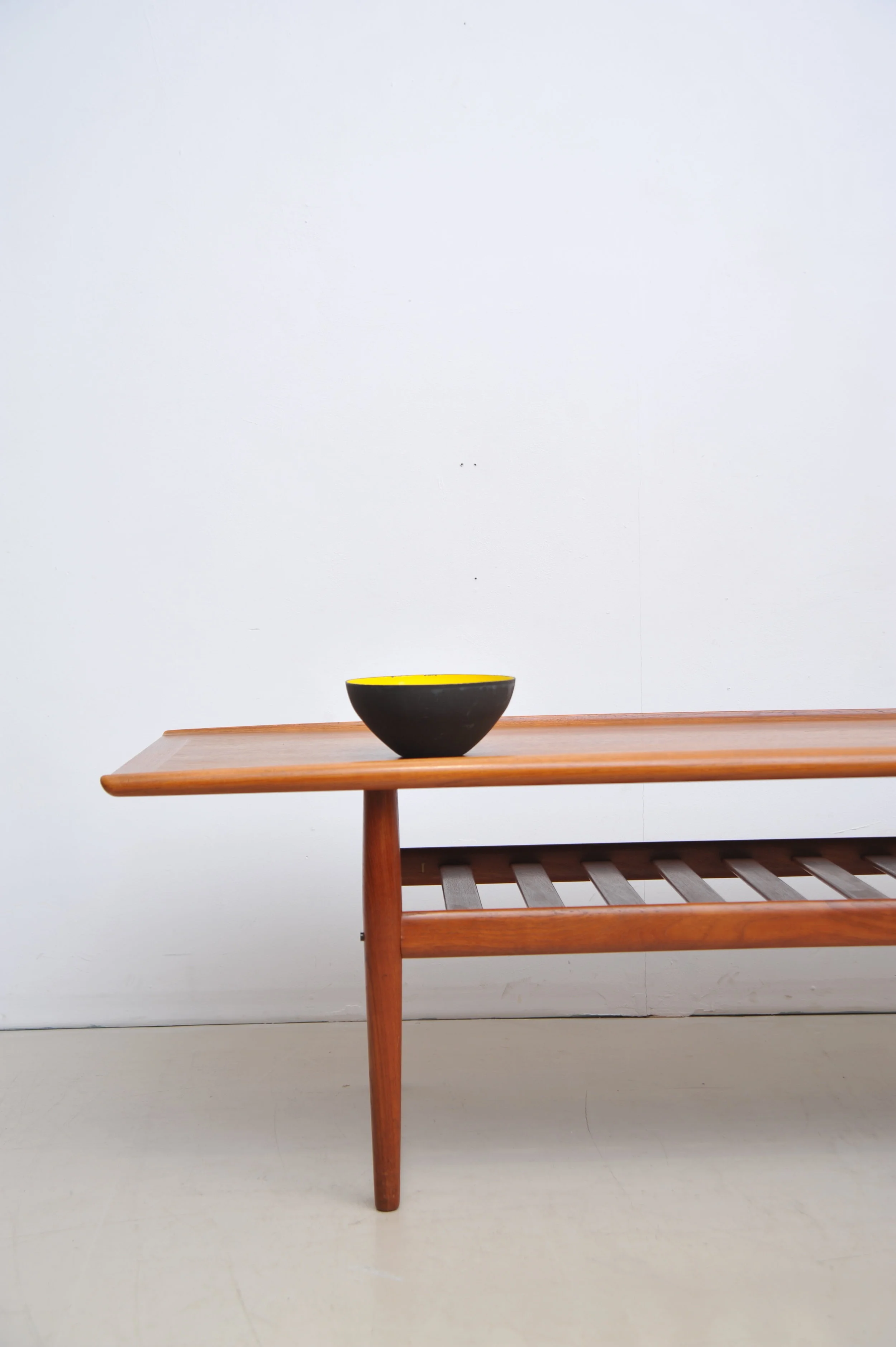 grete-jalk-couchtisch-tisch-coffee-table-teak-braun-rand-surfboard-zeitungsablage-gelb.JPG