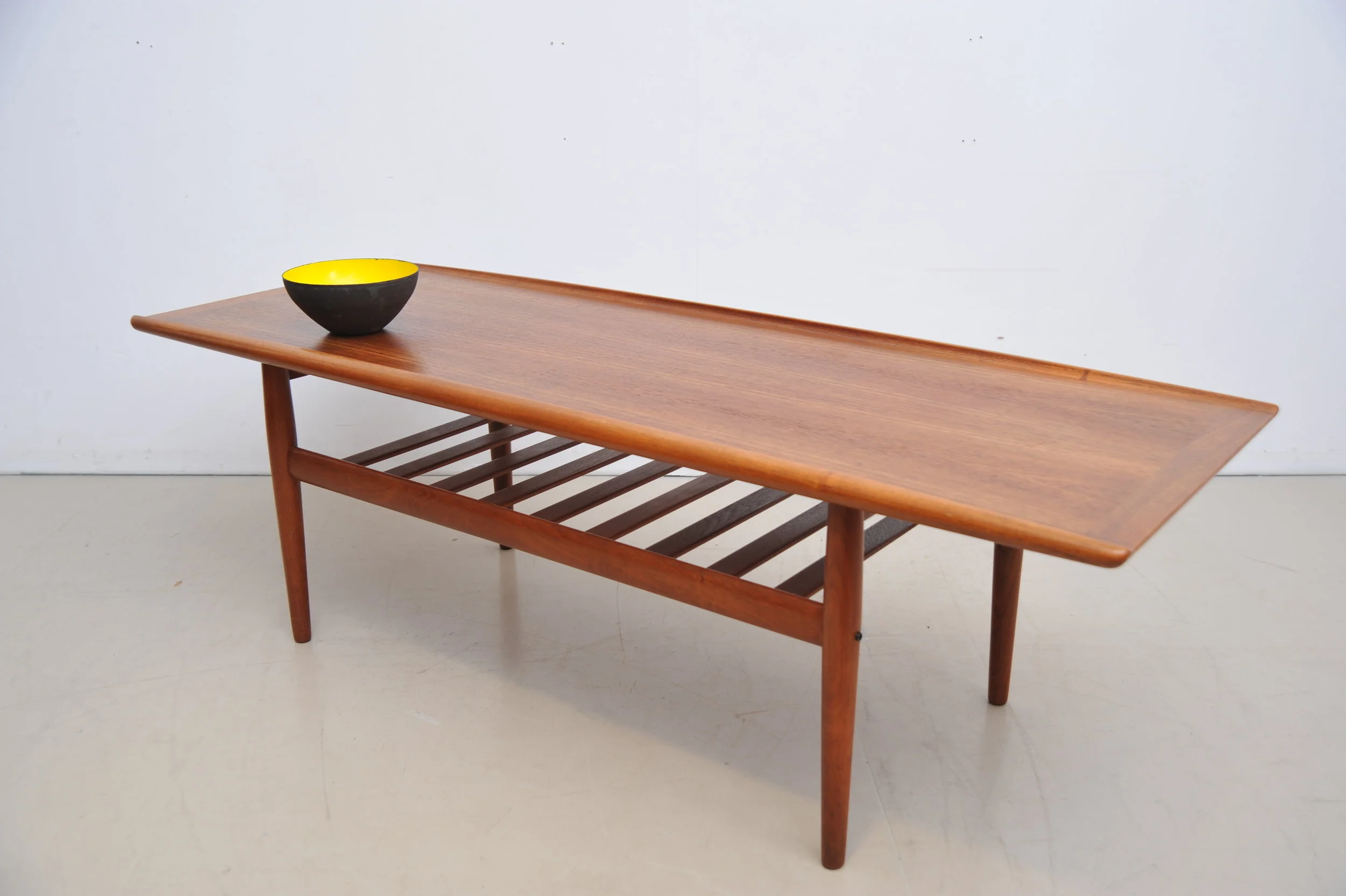 grete-jalk-couchtisch-tisch-coffee-table-teak-braun-rand-surfboard-zeitungsablage-längs.JPG