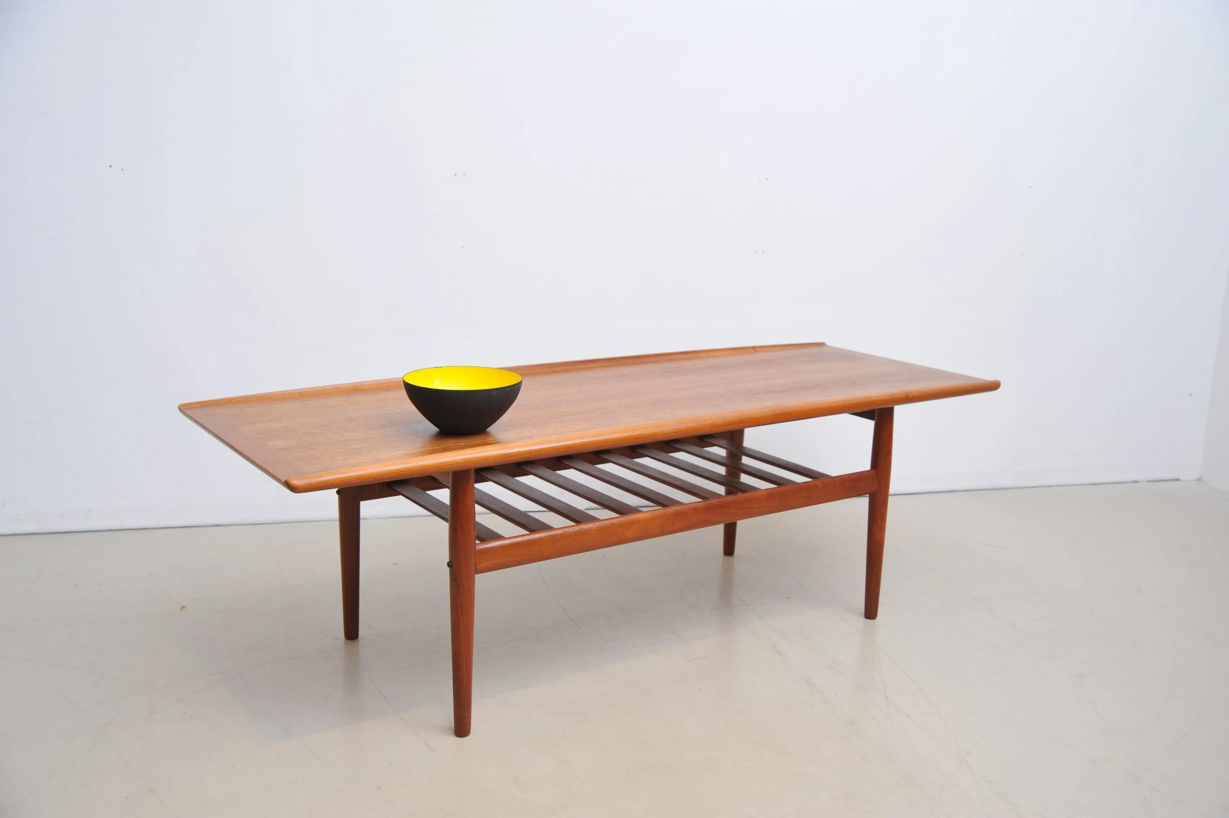 grete-jalk-couchtisch-tisch-coffee-table-teak-braun-rand-surfboard-zeitungsablage-oben-links.JPG