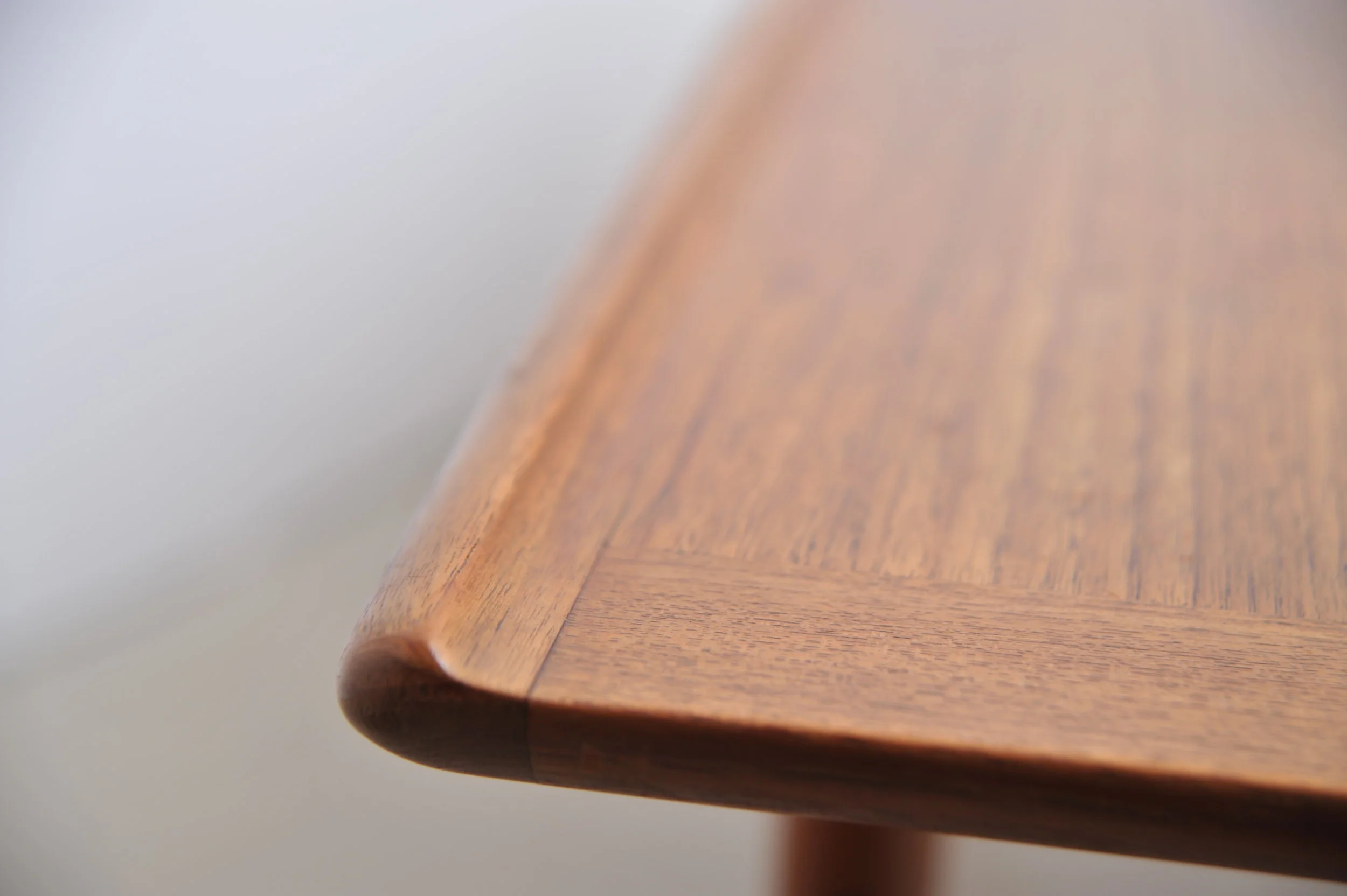 grete-jalk-couchtisch-tisch-coffee-table-teak-braun-rand-surfboard-zeitungsablage-rand.JPG