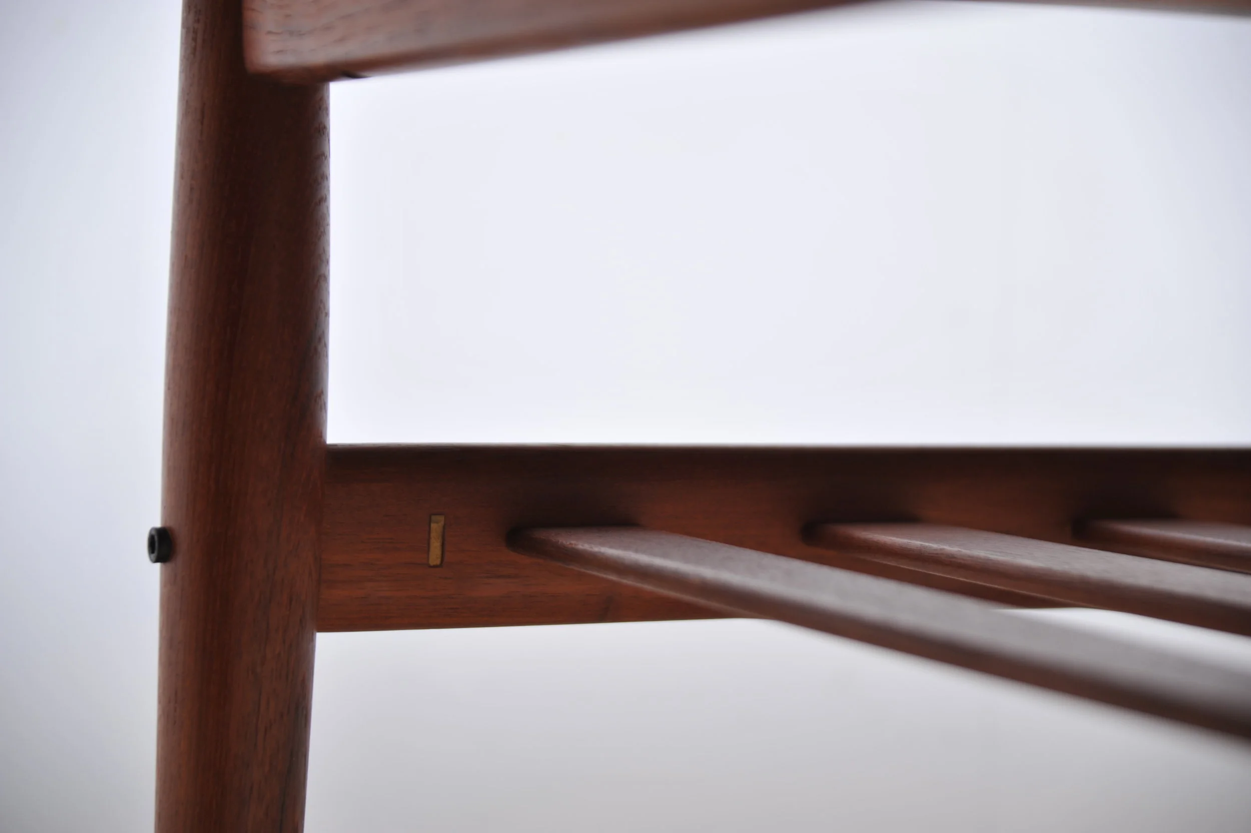grete-jalk-couchtisch-tisch-coffee-table-teak-braun-rand-surfboard-zeitungsablage-schraube.JPG