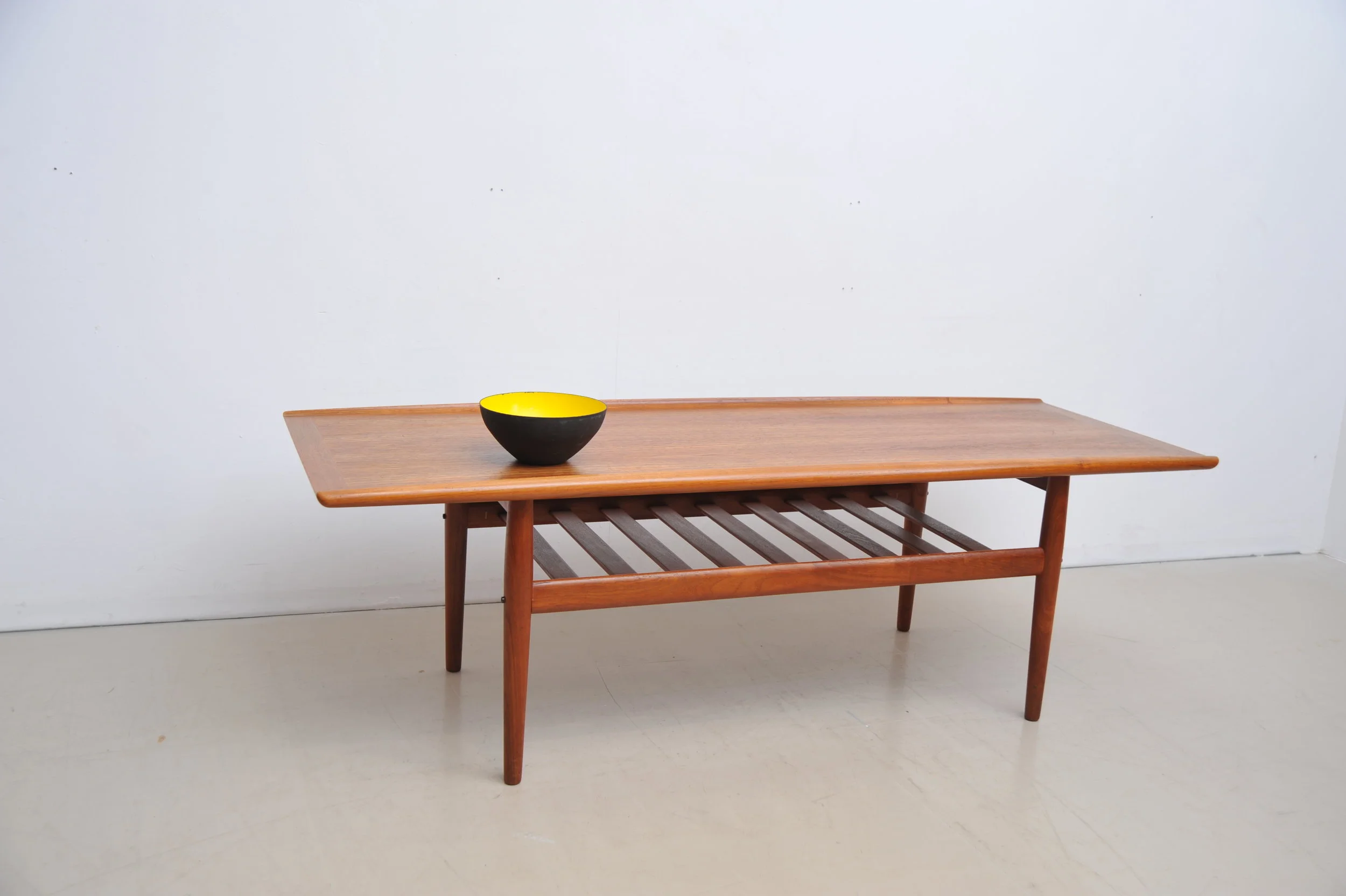 grete-jalk-couchtisch-tisch-coffee-table-teak-braun-rand-surfboard-zeitungsablage-seit-links.JPG