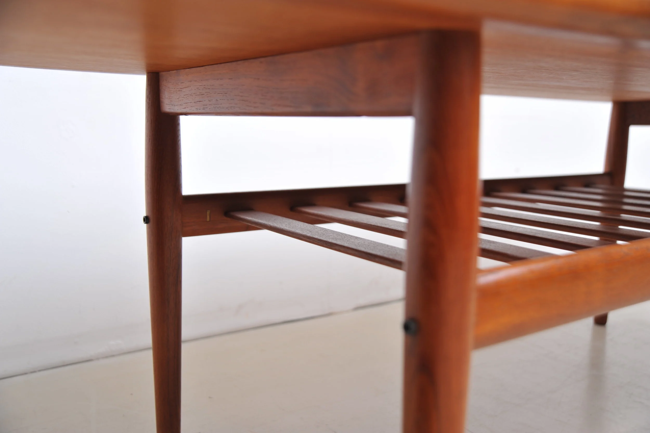 grete-jalk-couchtisch-tisch-coffee-table-teak-braun-rand-surfboard-zeitungsablage-unten.JPG