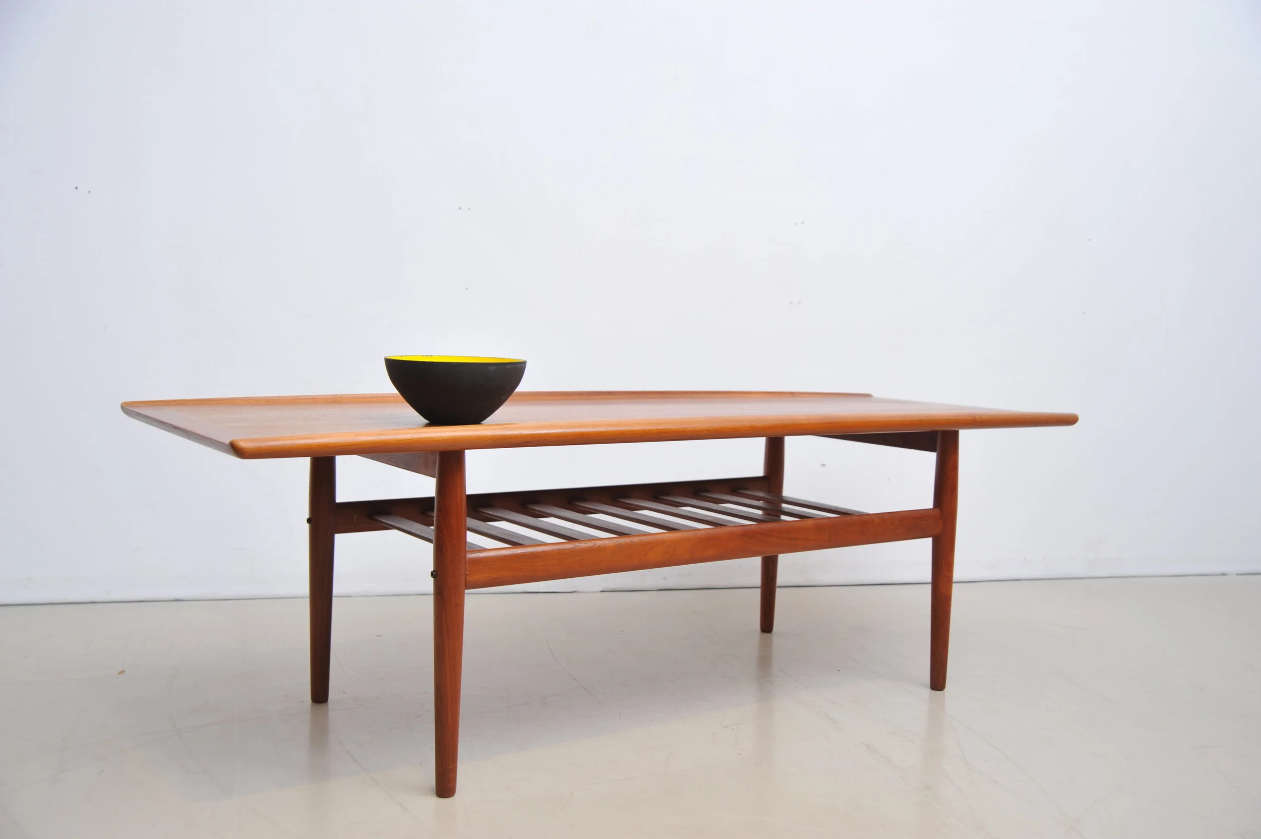 grete-jalk-couchtisch-tisch-coffee-table-teak-braun-rand-surfboard-zeitungsablage-vorn.JPG
