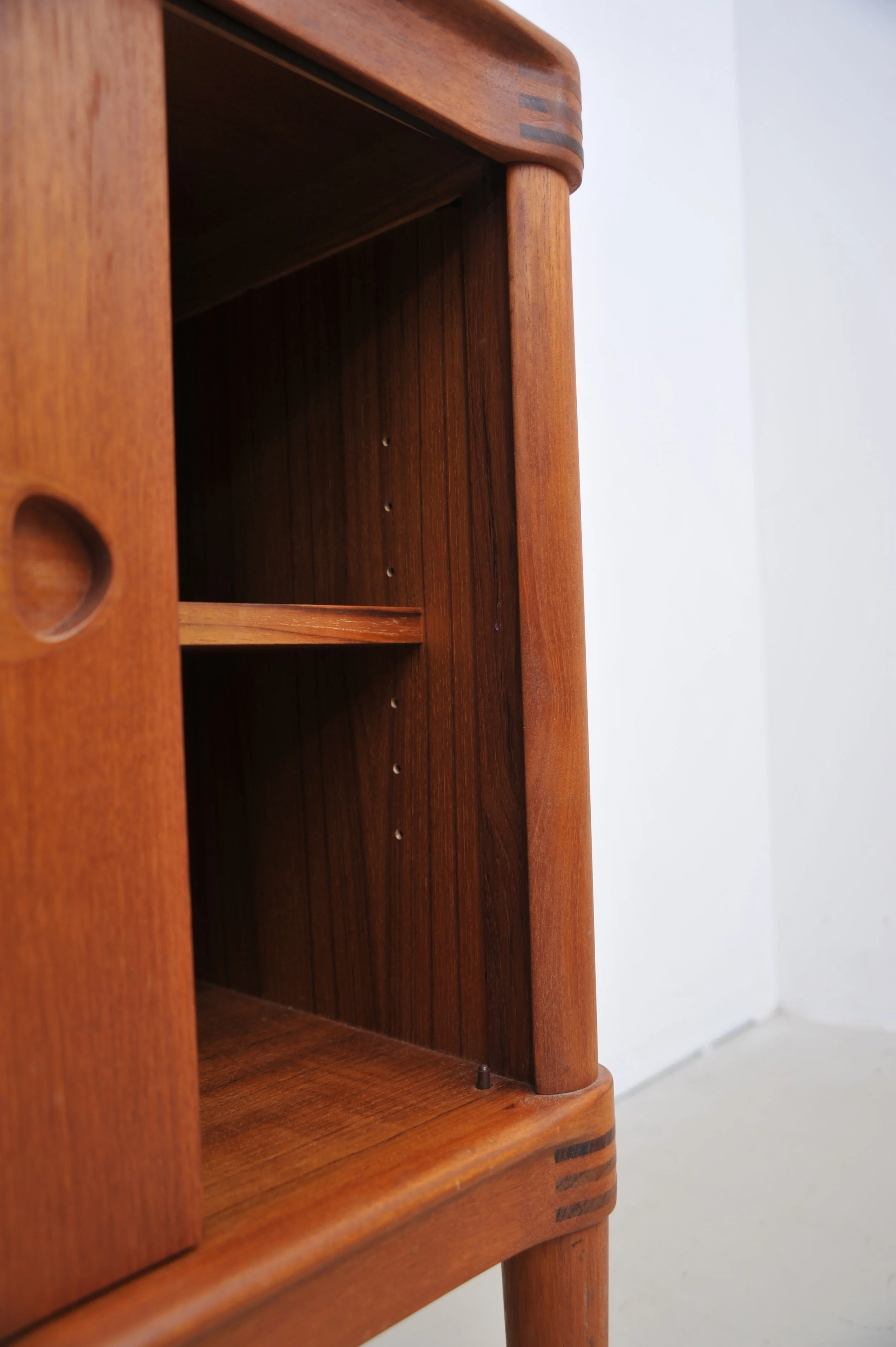 Teak-Sideboard-H.-W.-Klein-Brami-braun-boden.JPG