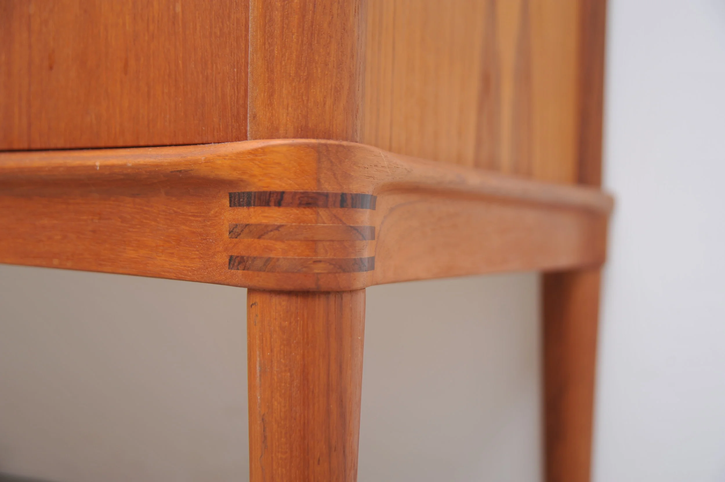 Teak-Sideboard-H.-W.-Klein-Brami-braun-fuß.JPG
