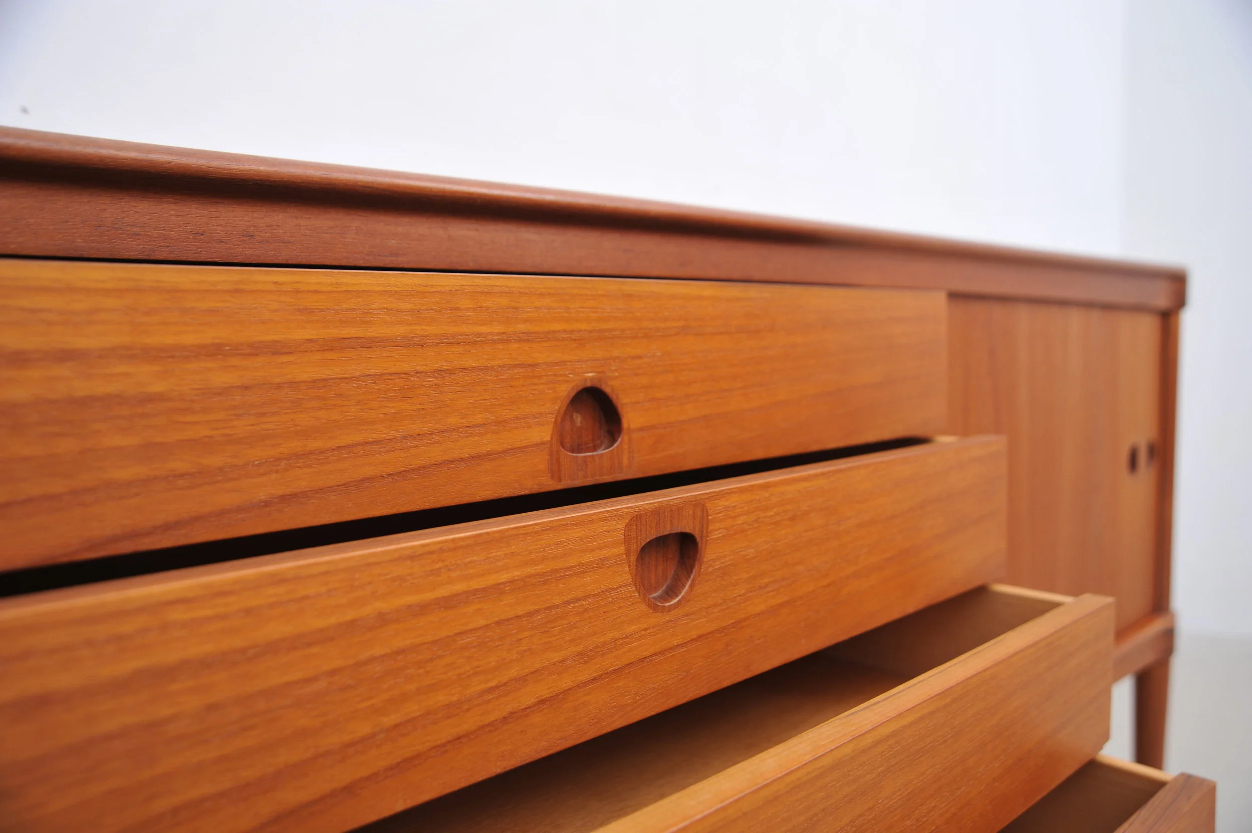 Teak-Sideboard-H.-W.-Klein-Brami-braun-griffe.JPG