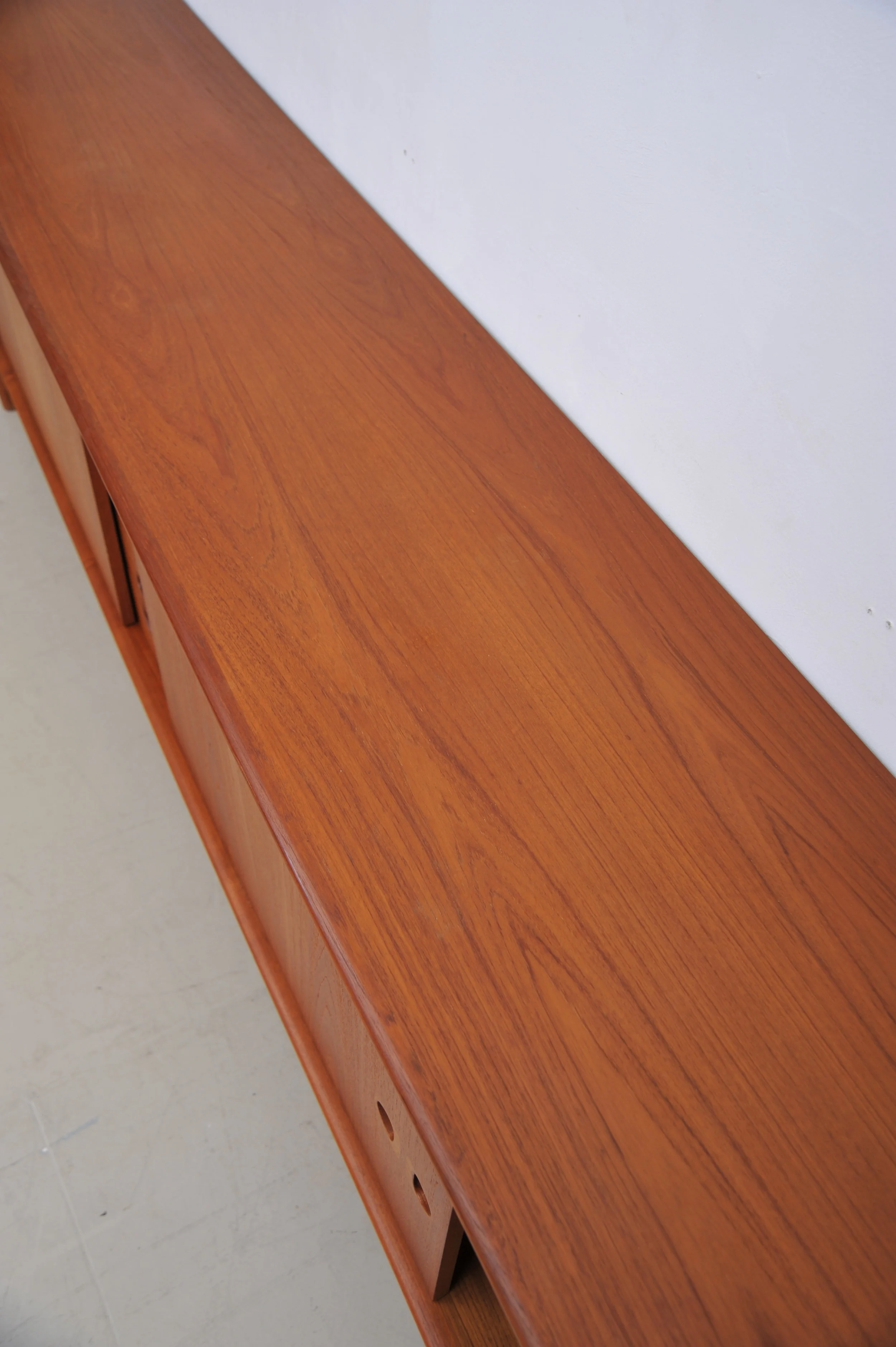 Teak-Sideboard-H.-W.-Klein-Brami-braun-oben.JPG