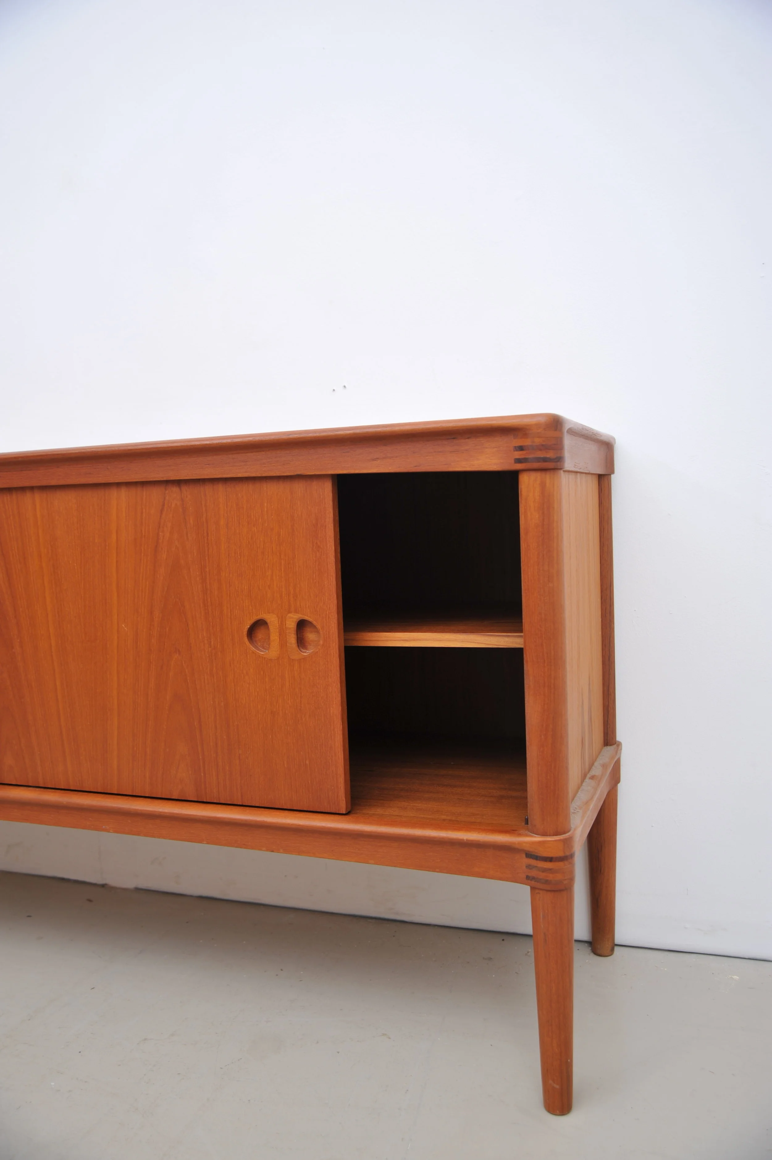 Teak-Sideboard-H.-W.-Klein-Brami-braun-tür.JPG