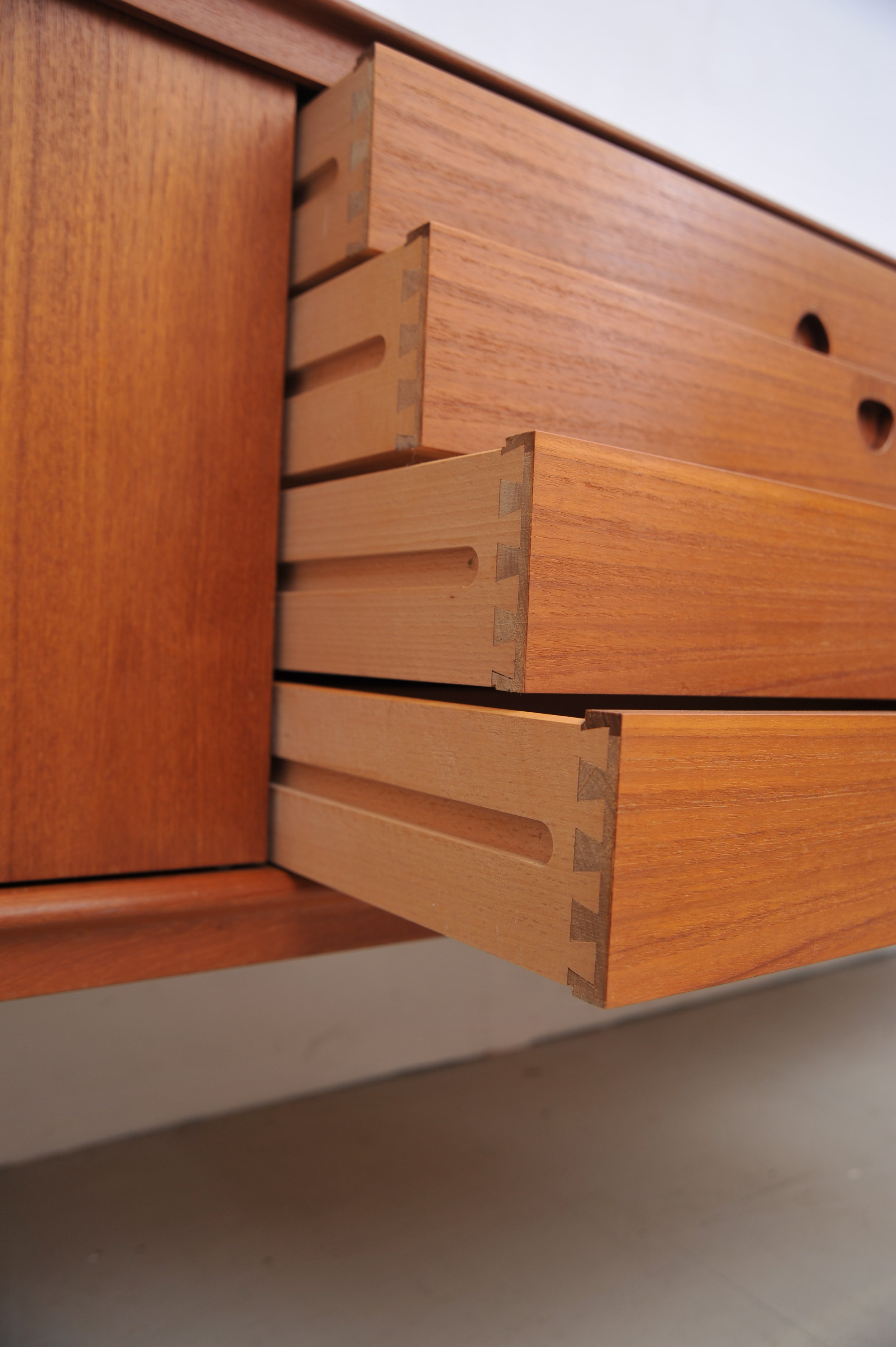 Teak-Sideboard-H.-W.-Klein-Brami-braun-zinken.JPG