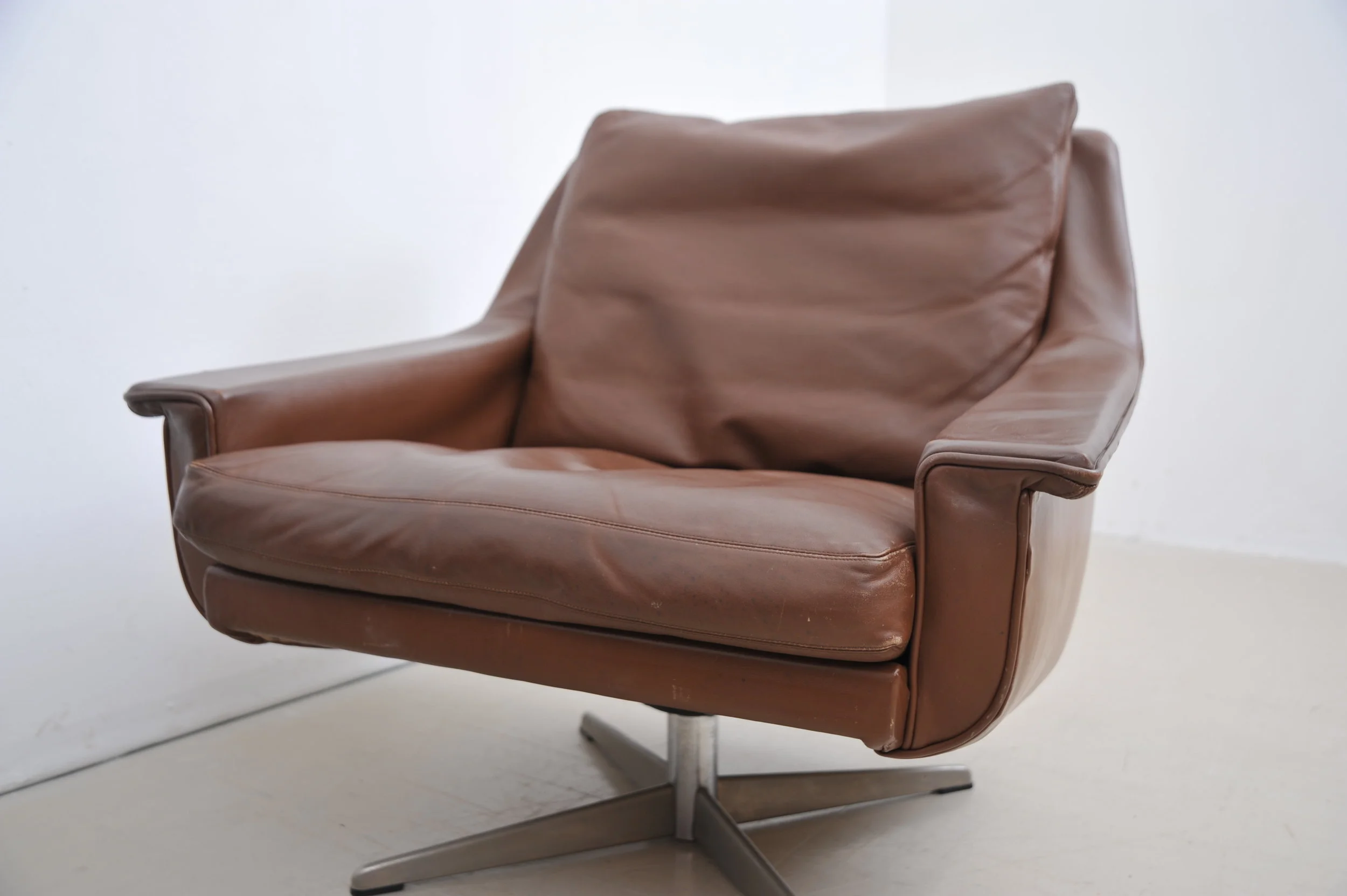 sessel-leder-daunen-stern-fuß-congnac-60er-vintage-kissen.JPG