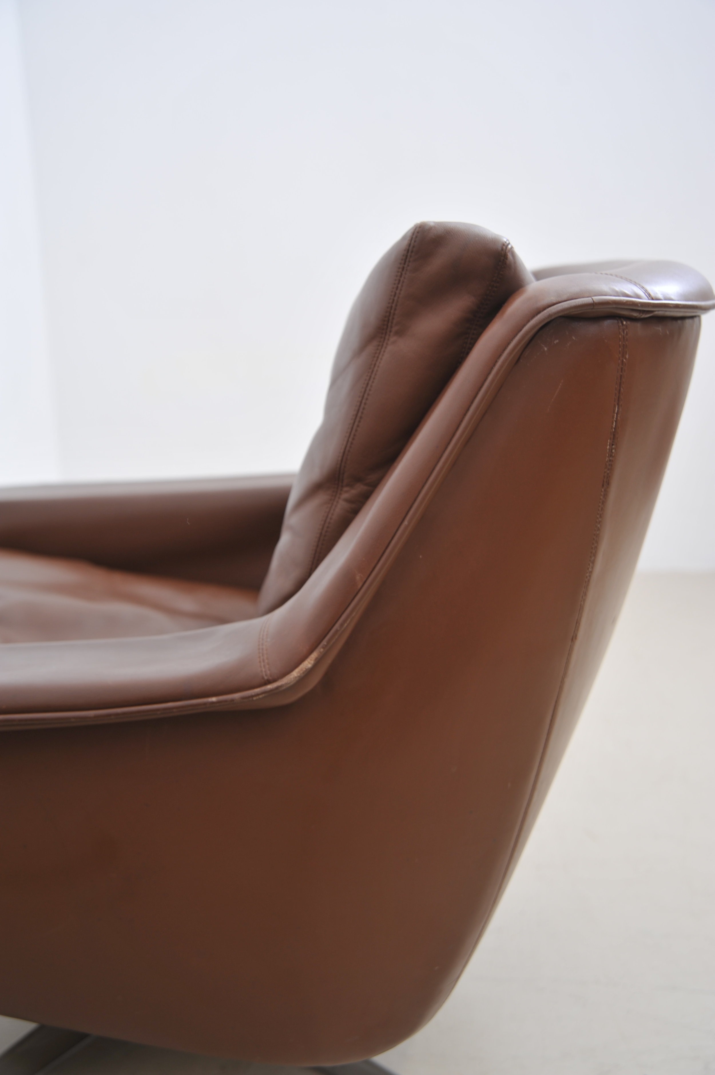 sessel-leder-daunen-stern-fuß-congnac-60er-vintage-seite.JPG