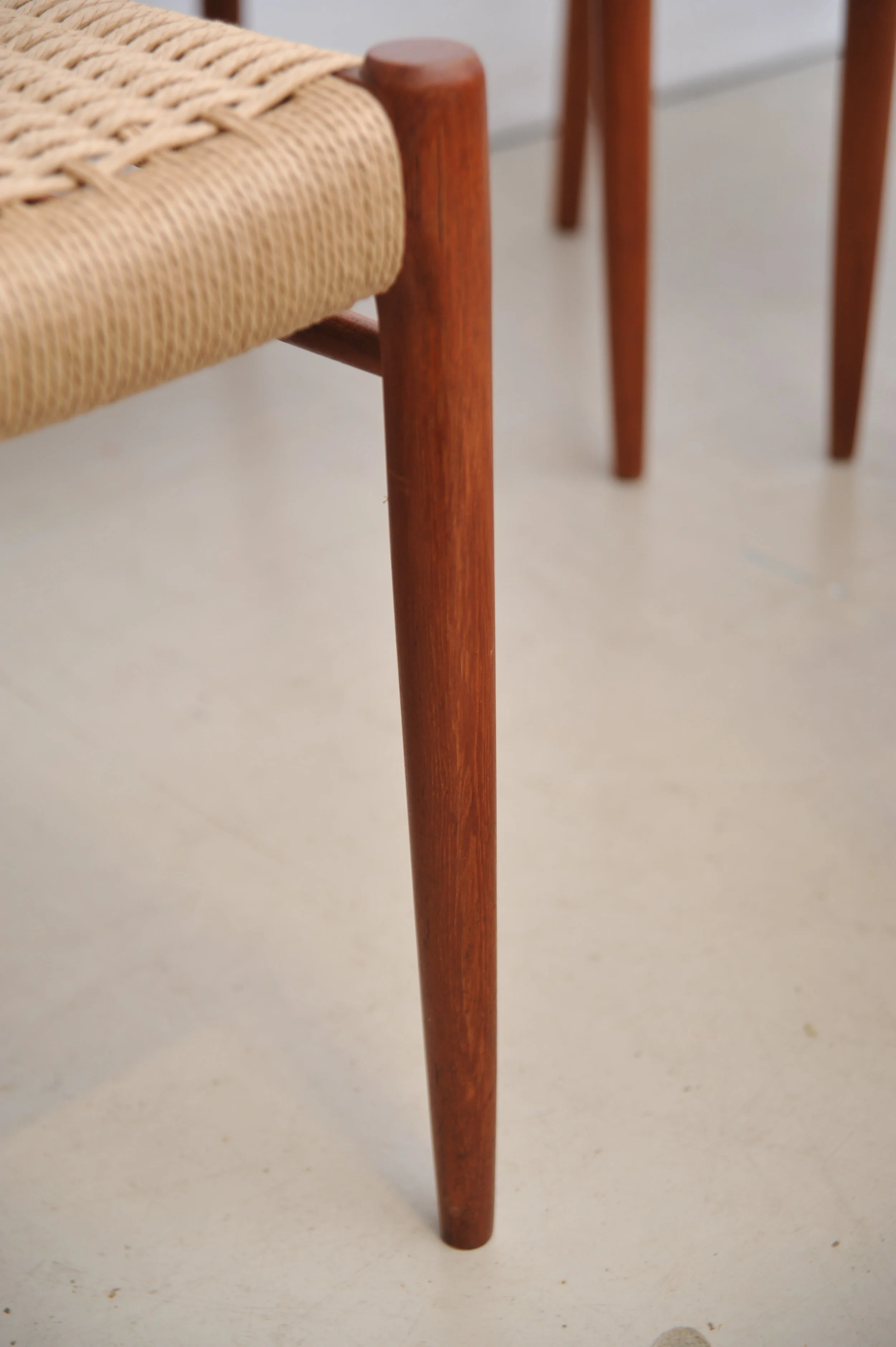 Nils-Otto-Møller-Model-75-Teak-Papercord-Dining-Chairs-stühle-braun-J.L.-Møllers- Denmark-bein-ganz.JPG
