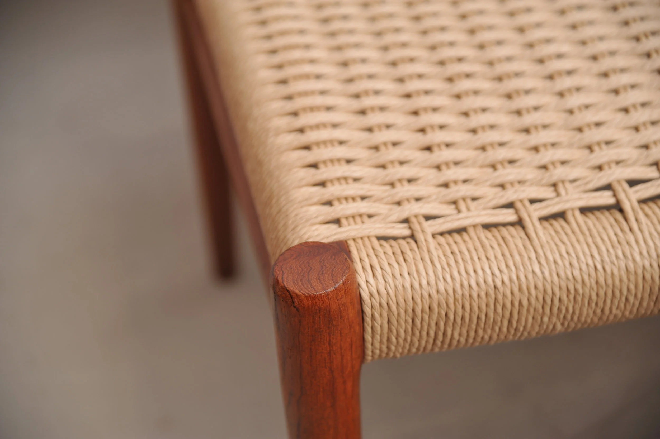 Nils-Otto-Møller-Model-75-Teak-Papercord-Dining-Chairs-stühle-braun-J.L.-Møllers- Denmark-bein-oben.JPG