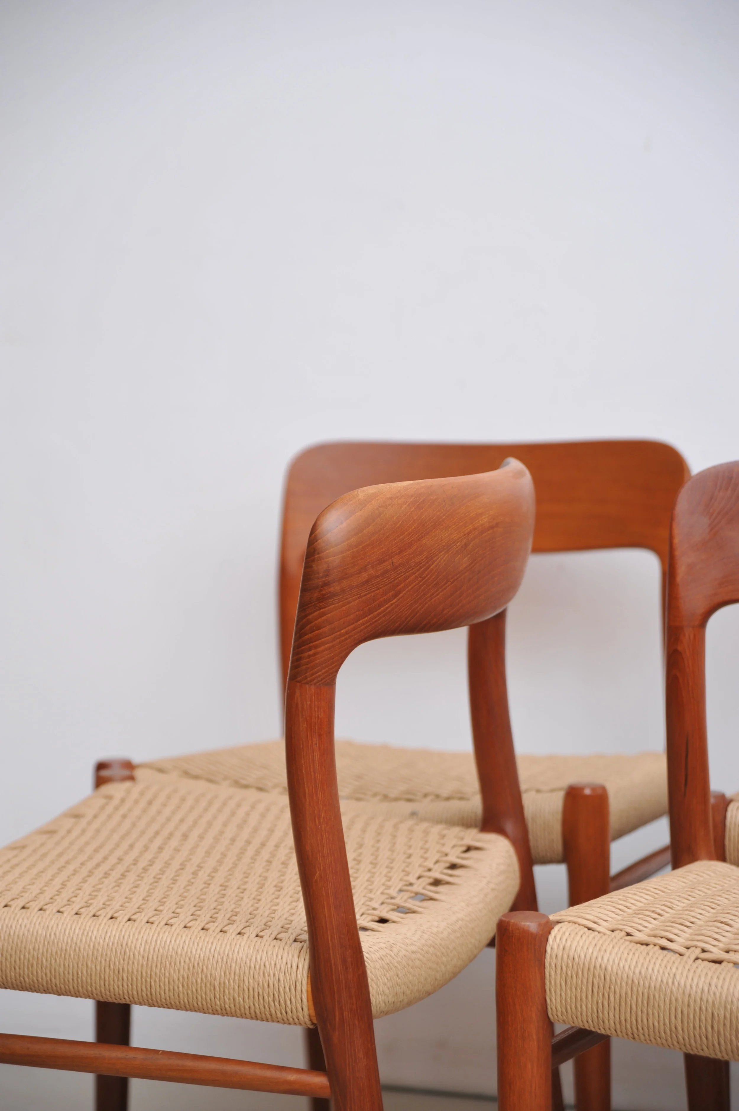 Nils-Otto-Møller-Model-75-Teak-Papercord-Dining-Chairs-stühle-braun-J.L.-Møllers- Denmark-lehne seite.JPG