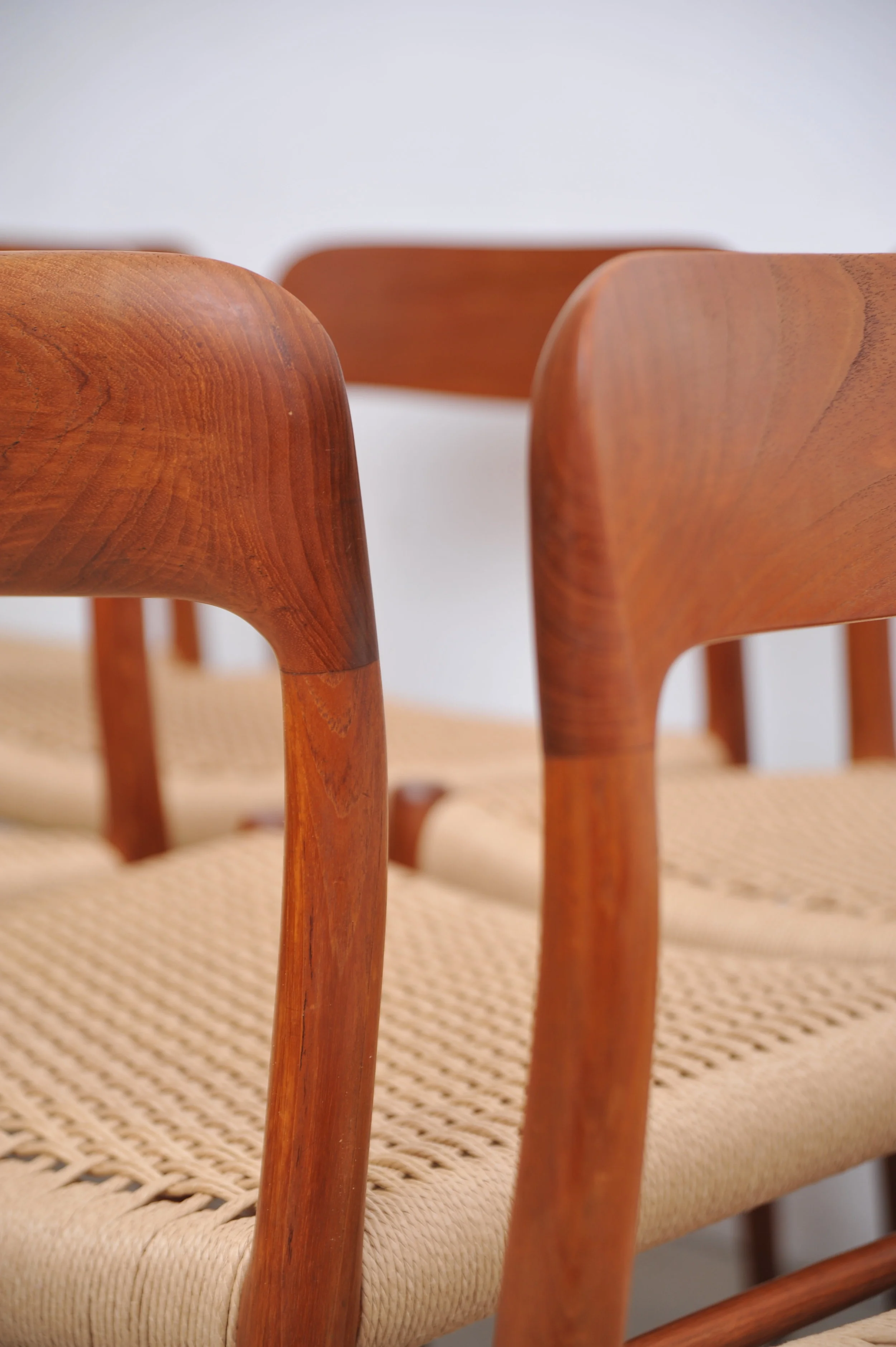 Nils-Otto-Møller-Model-75-Teak-Papercord-Dining-Chairs-stühle-braun-J.L.-Møllers- Denmark-lehne-seite.JPG