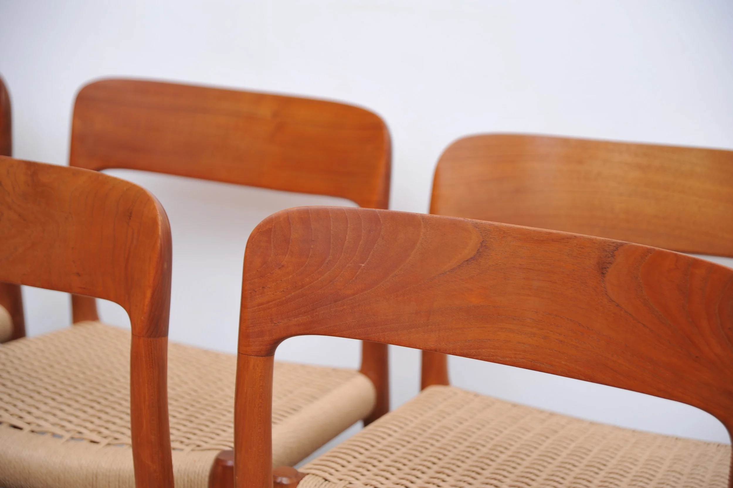 Nils-Otto-Møller-Model-75-Teak-Papercord-Dining-Chairs-stühle-braun-J.L.-Møllers- Denmark-rückenlehne.JPG
