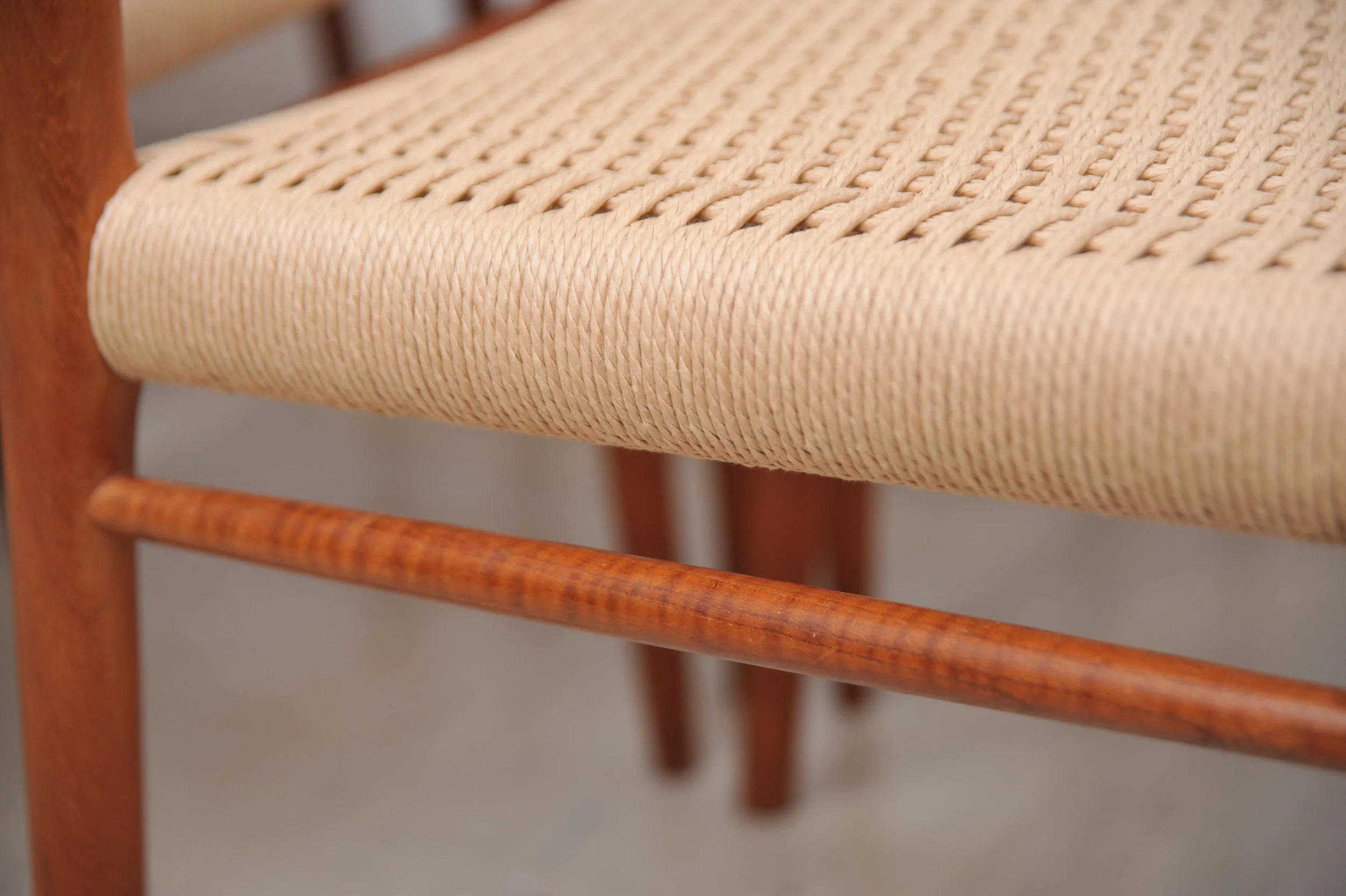 Nils-Otto-Møller-Model-75-Teak-Papercord-Dining-Chairs-stühle-braun-J.L.-Møllers- Denmark-strebe.JPG
