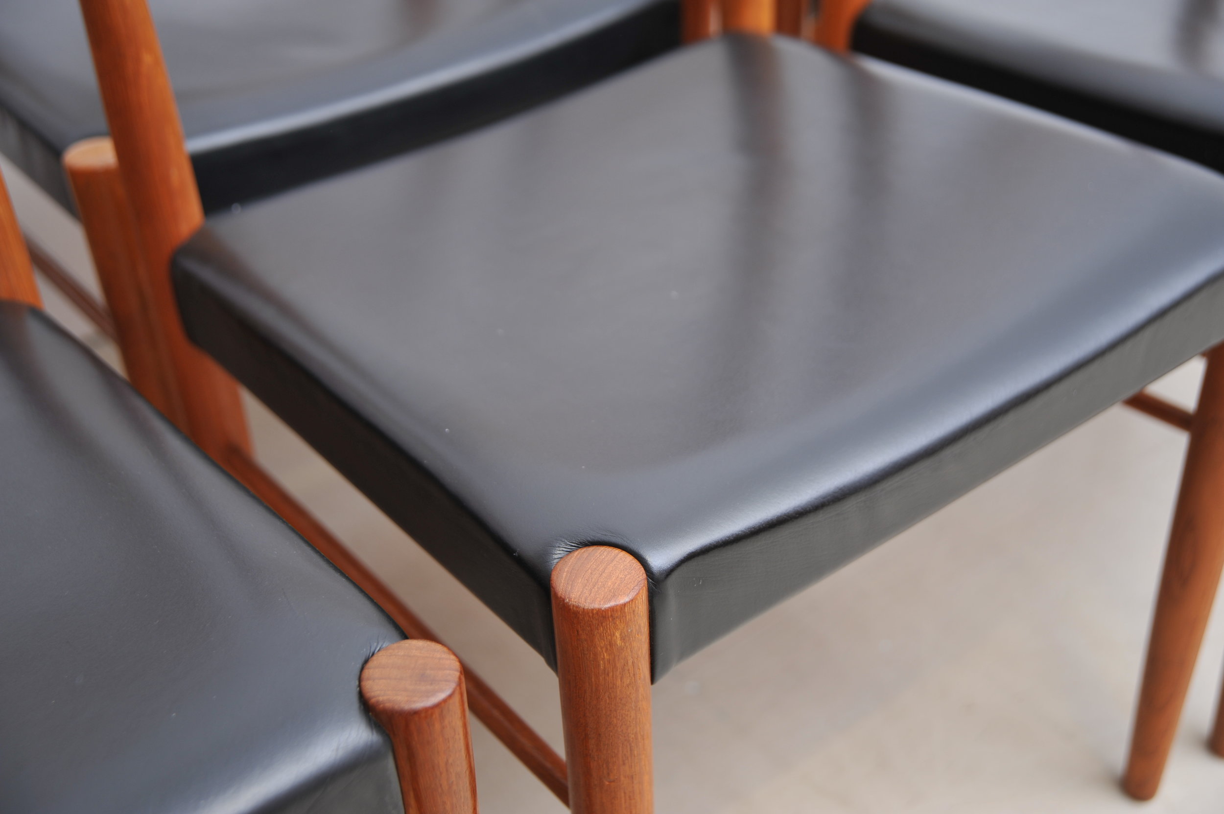 bramin-teak-tisch-ausziehbar-esstisch-dänemark-henry-walter-klein-sitzfläche-stuhlbein.JPG