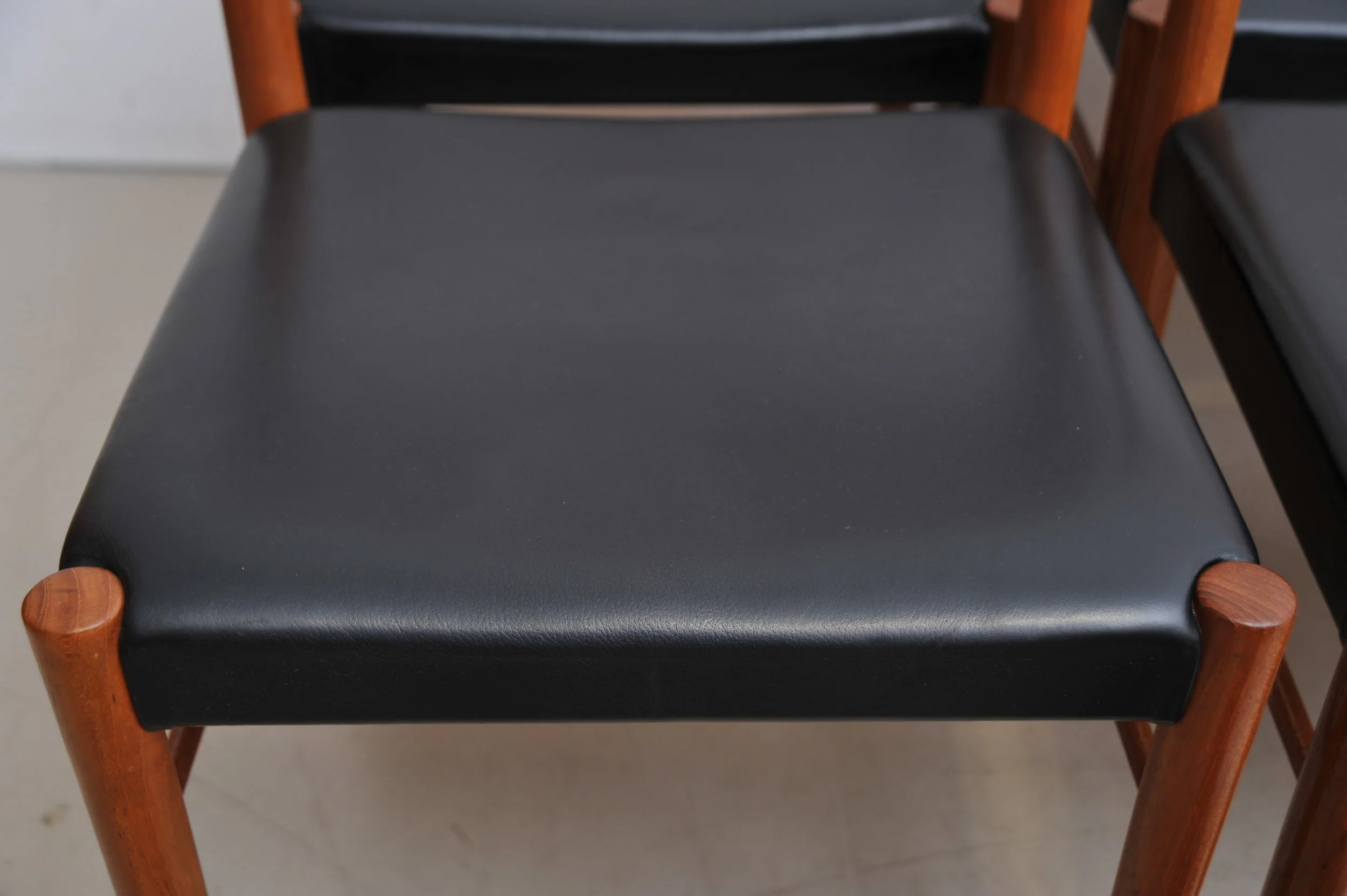 bramin-teak-tisch-ausziehbar-esstisch-dänemark-henry-walter-klein-sitzfläche.JPG