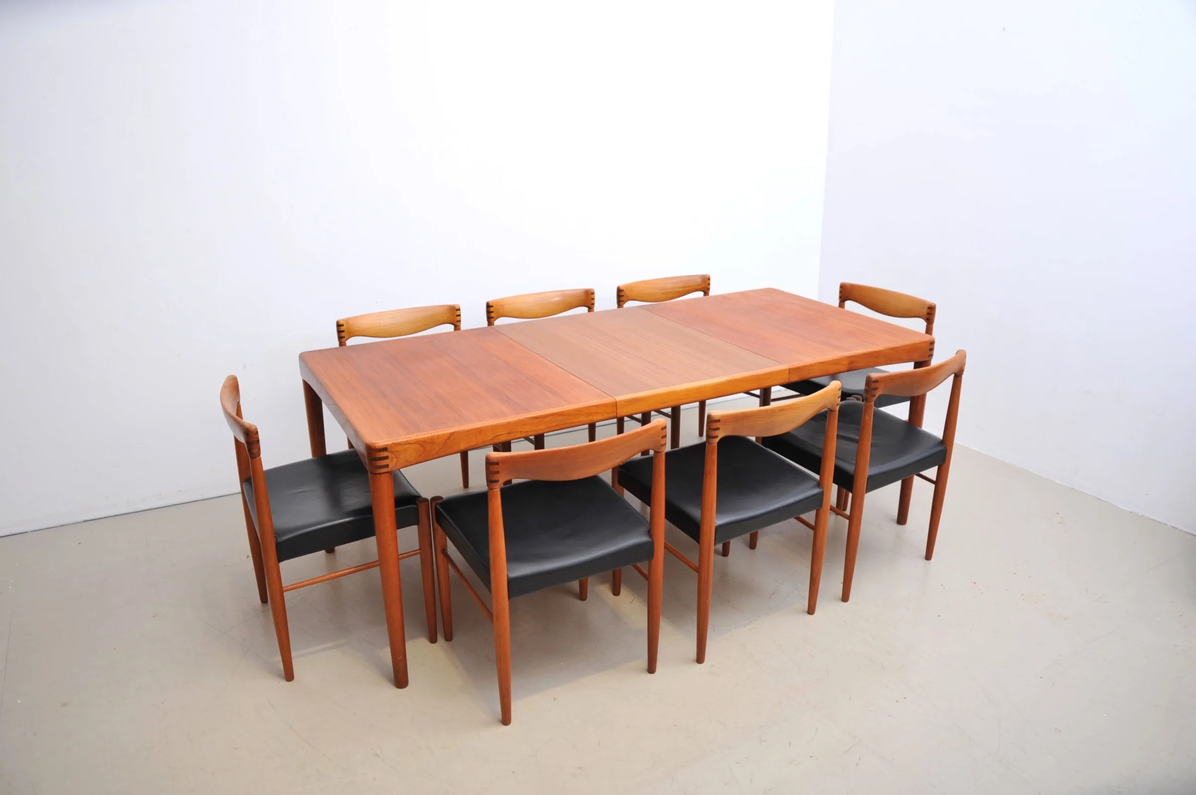 bramin-teak-tisch-ausziehbar-esstisch-dänemark-henry-walter-klein-stühle.JPG