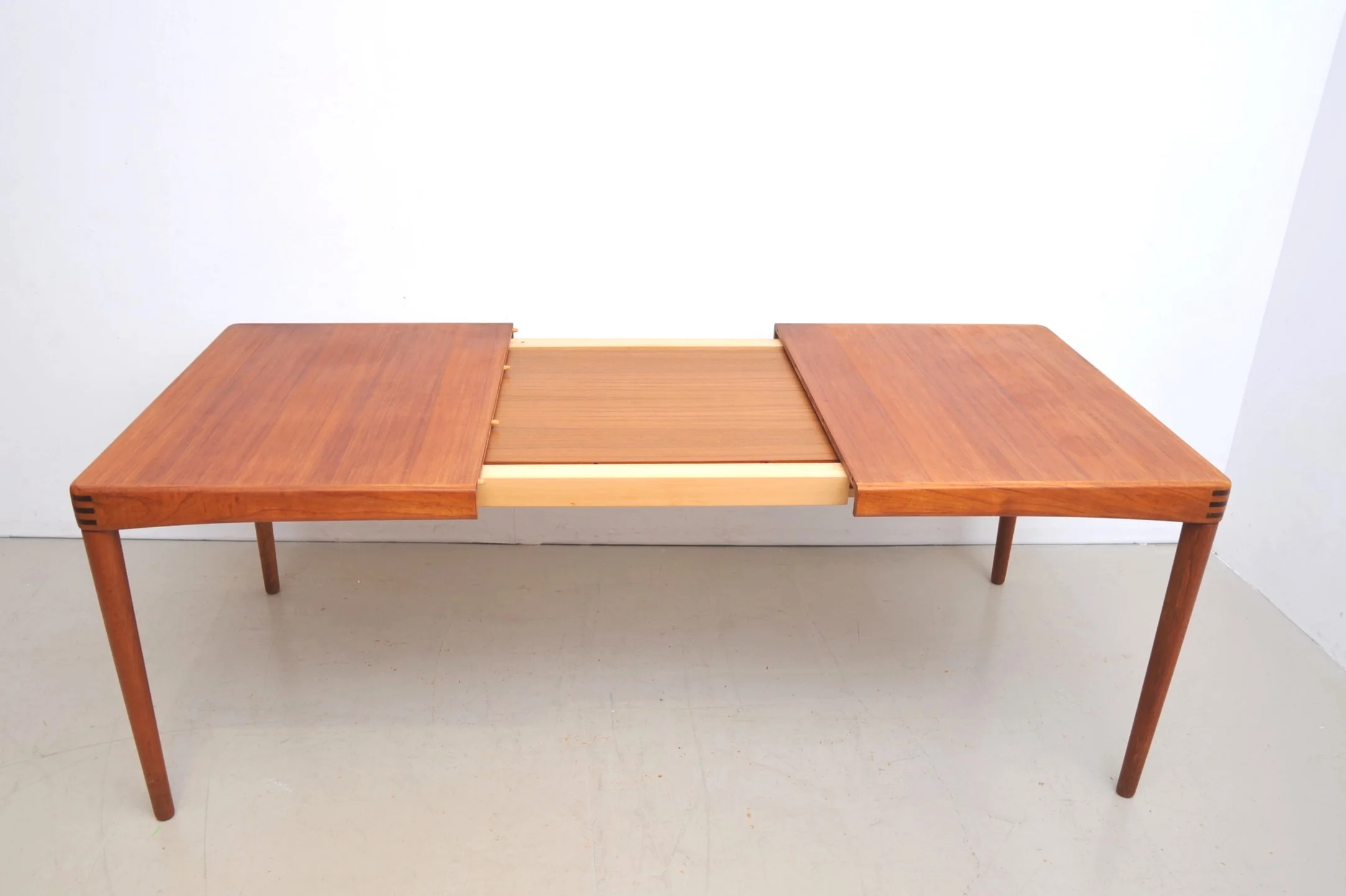 bramin-teak-tisch-ausziehbar-esstisch-dänemark-henry-walter-klein-innenliegend.JPG