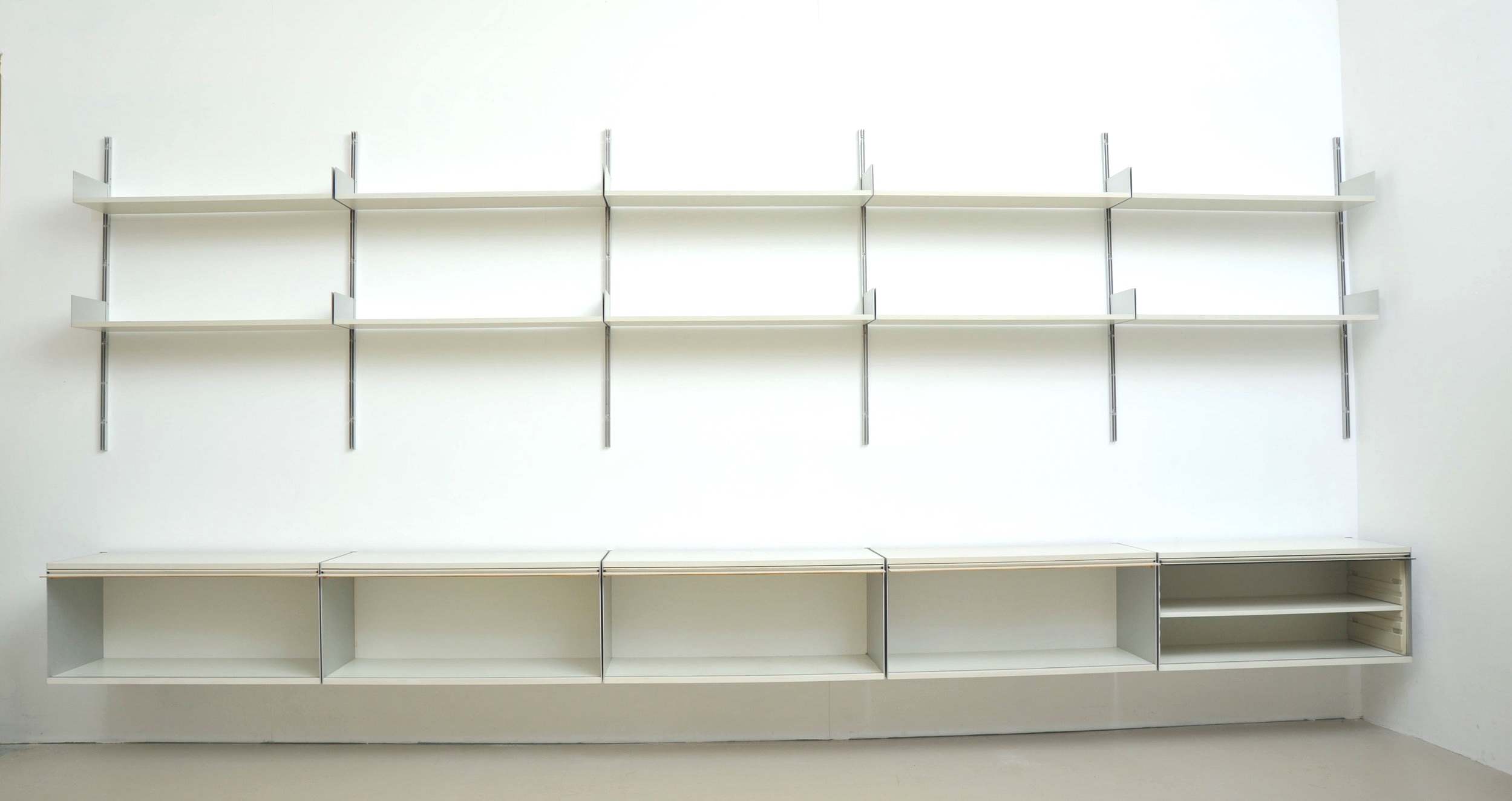 Dieter-Rams-Vitsoe-606-lichtgrau-Regalsystem-shelv-2.JPG