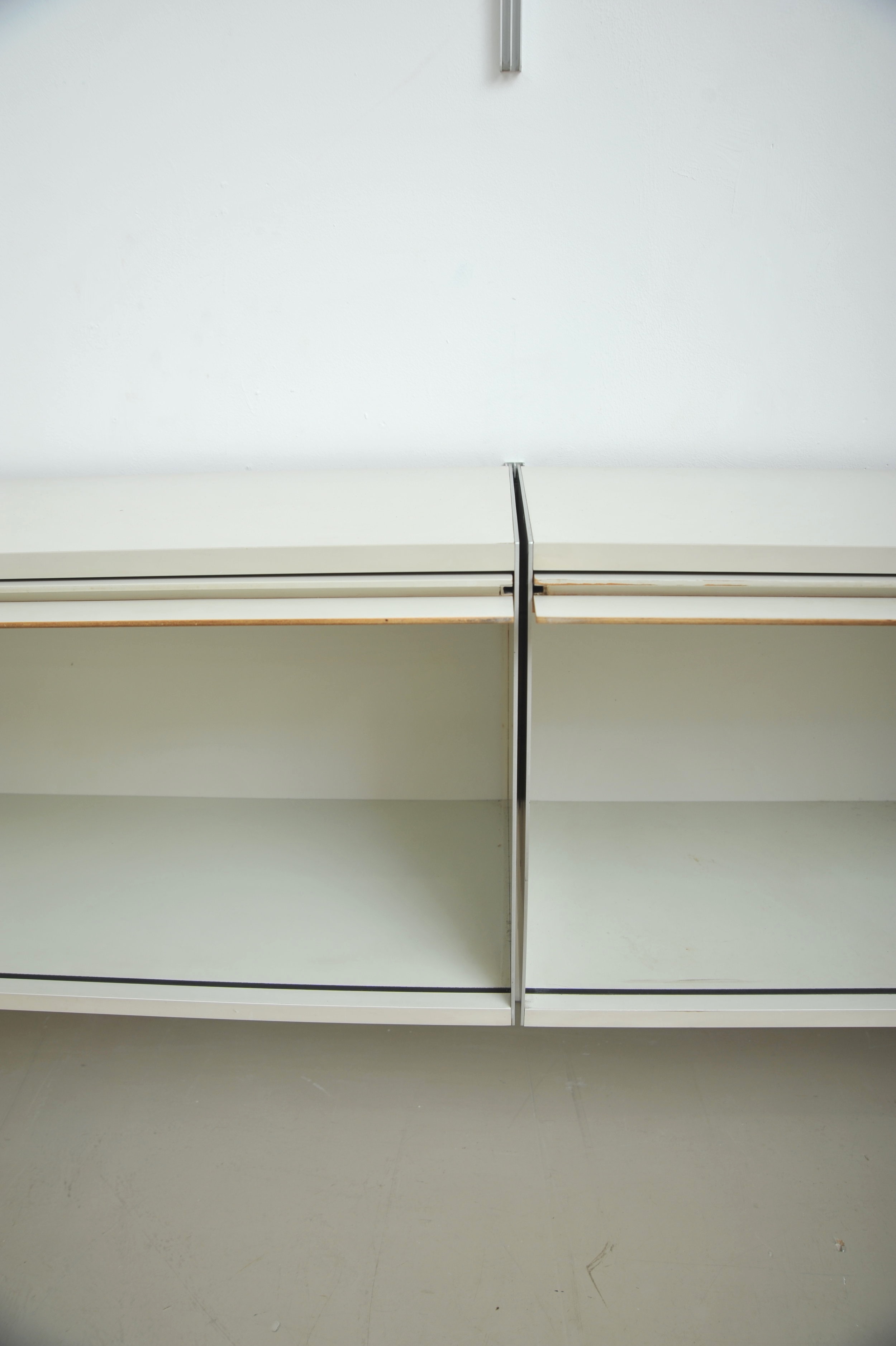 Dieter-Rams-Vitsoe-606-lichtgrau-Regalsystem-shelv-6.jpg