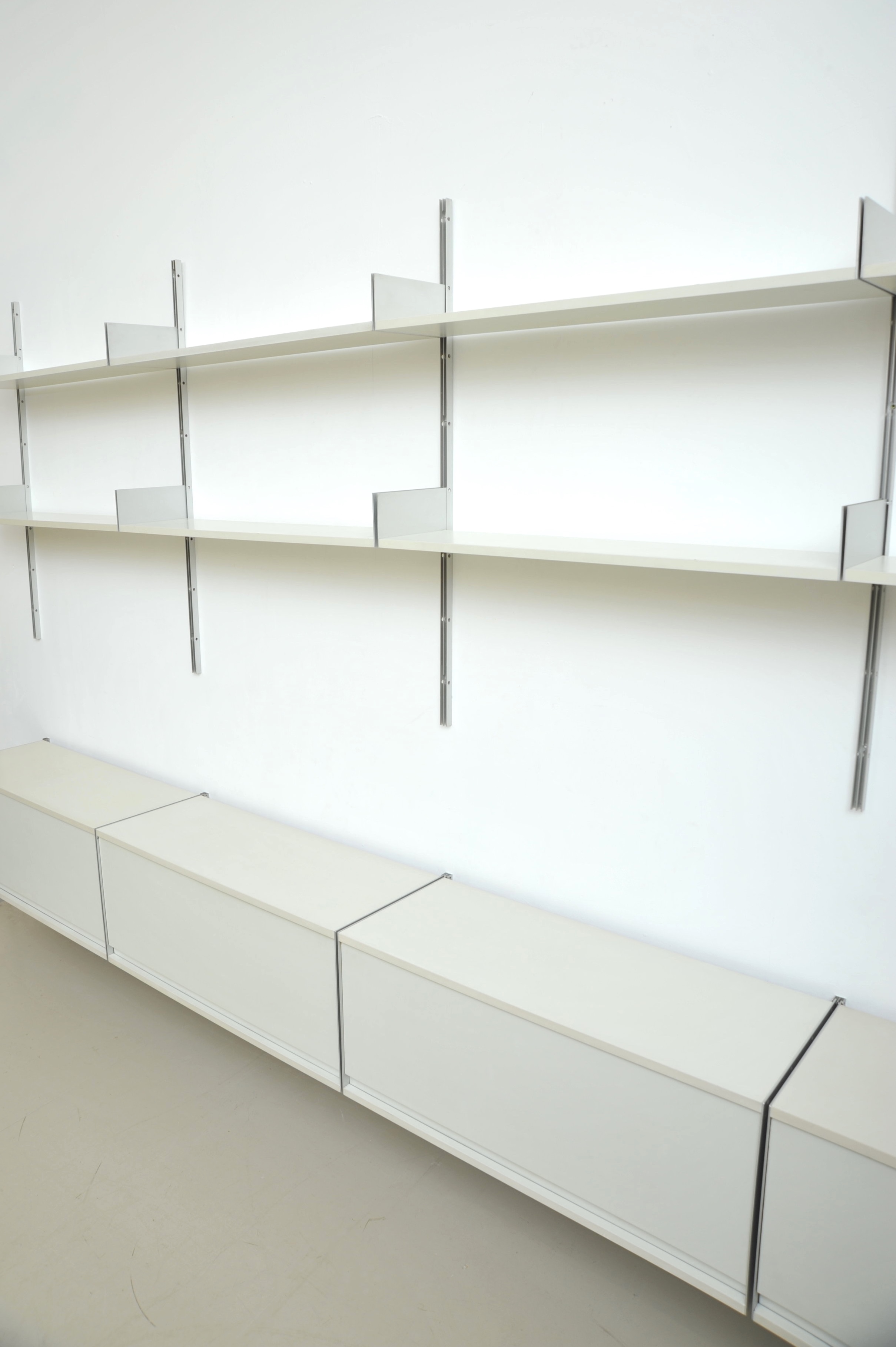 Dieter-Rams-Vitsoe-606-lichtgrau-Regalsystem-shelv-13.JPG