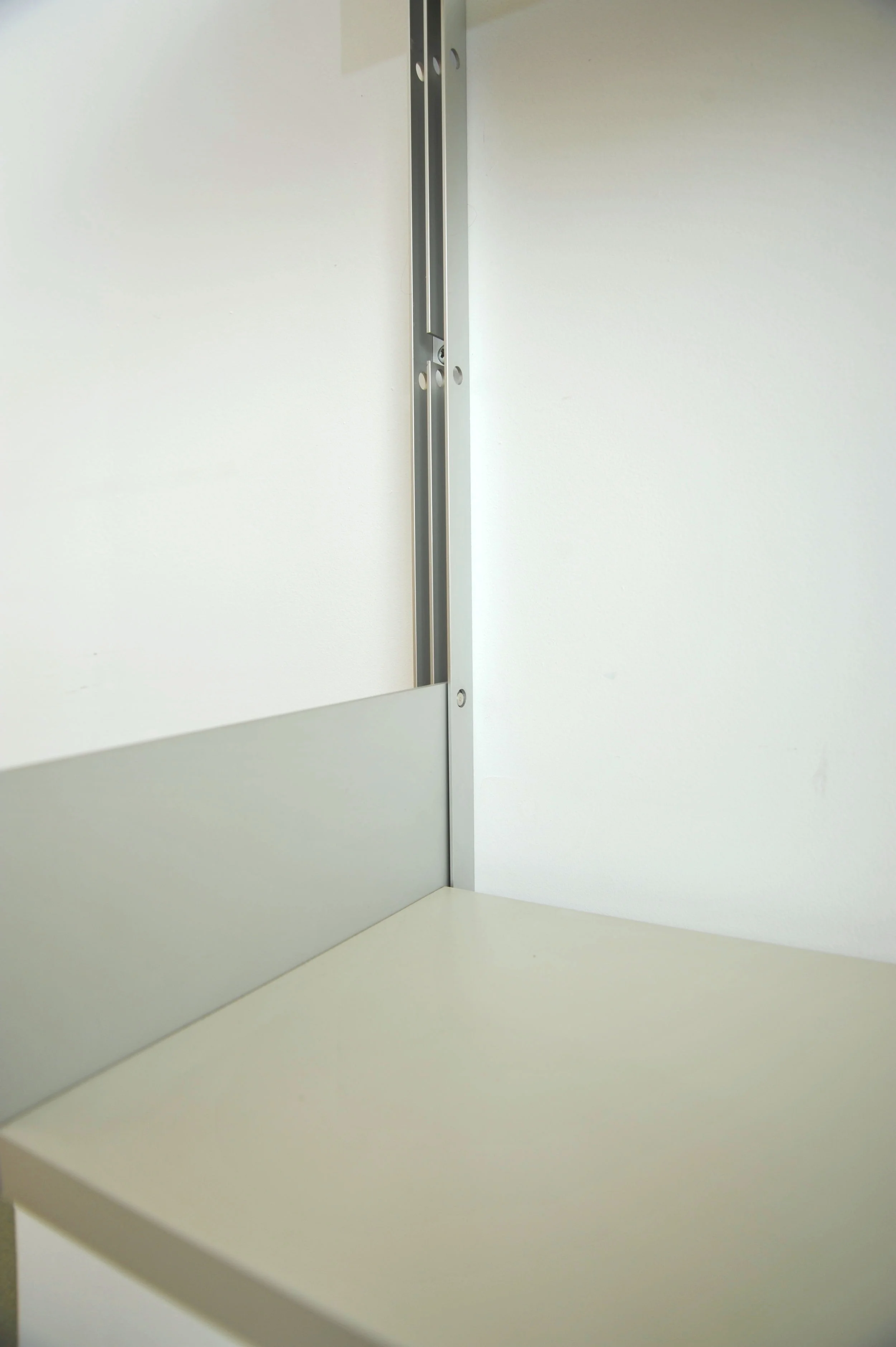 Dieter-Rams-Vitsoe-606-lichtgrau-Regalsystem-shelv-11.JPG
