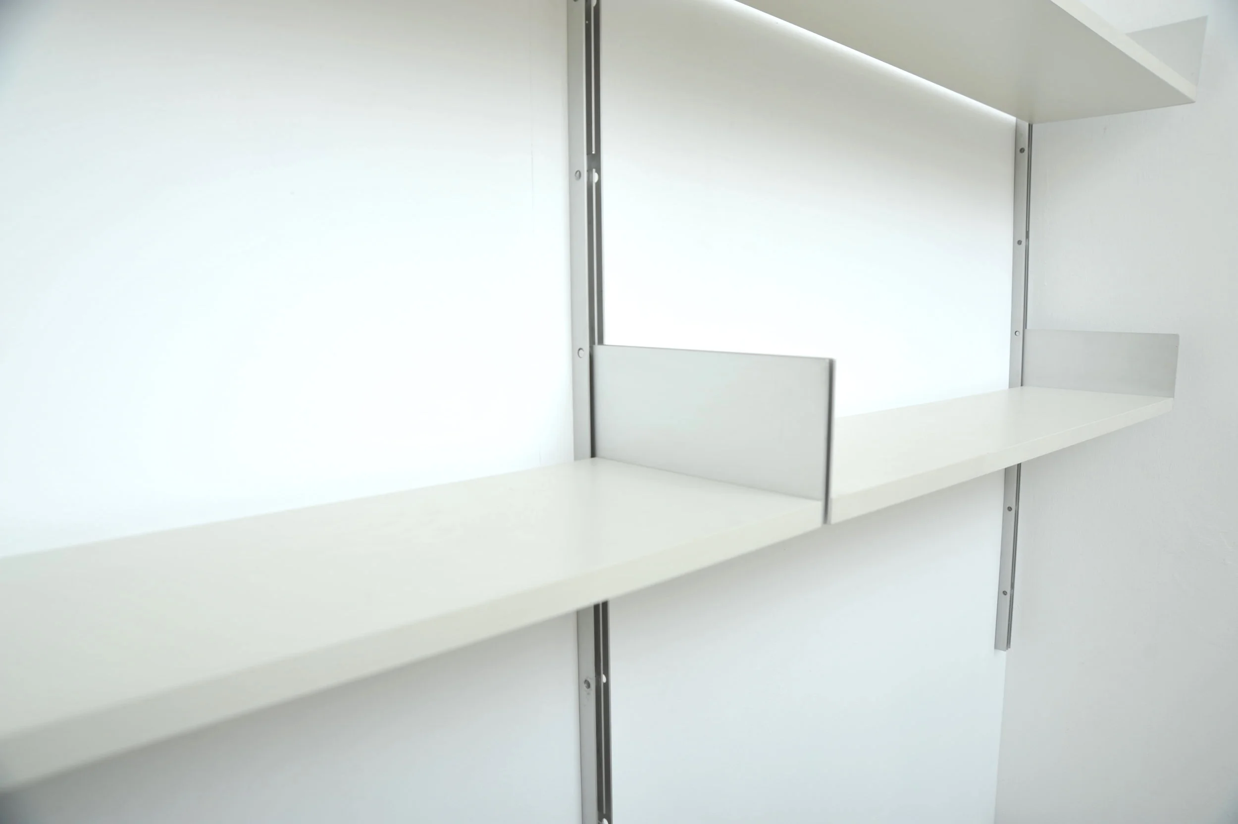 Dieter-Rams-Vitsoe-606-lichtgrau-Regalsystem-shelv-8.JPG