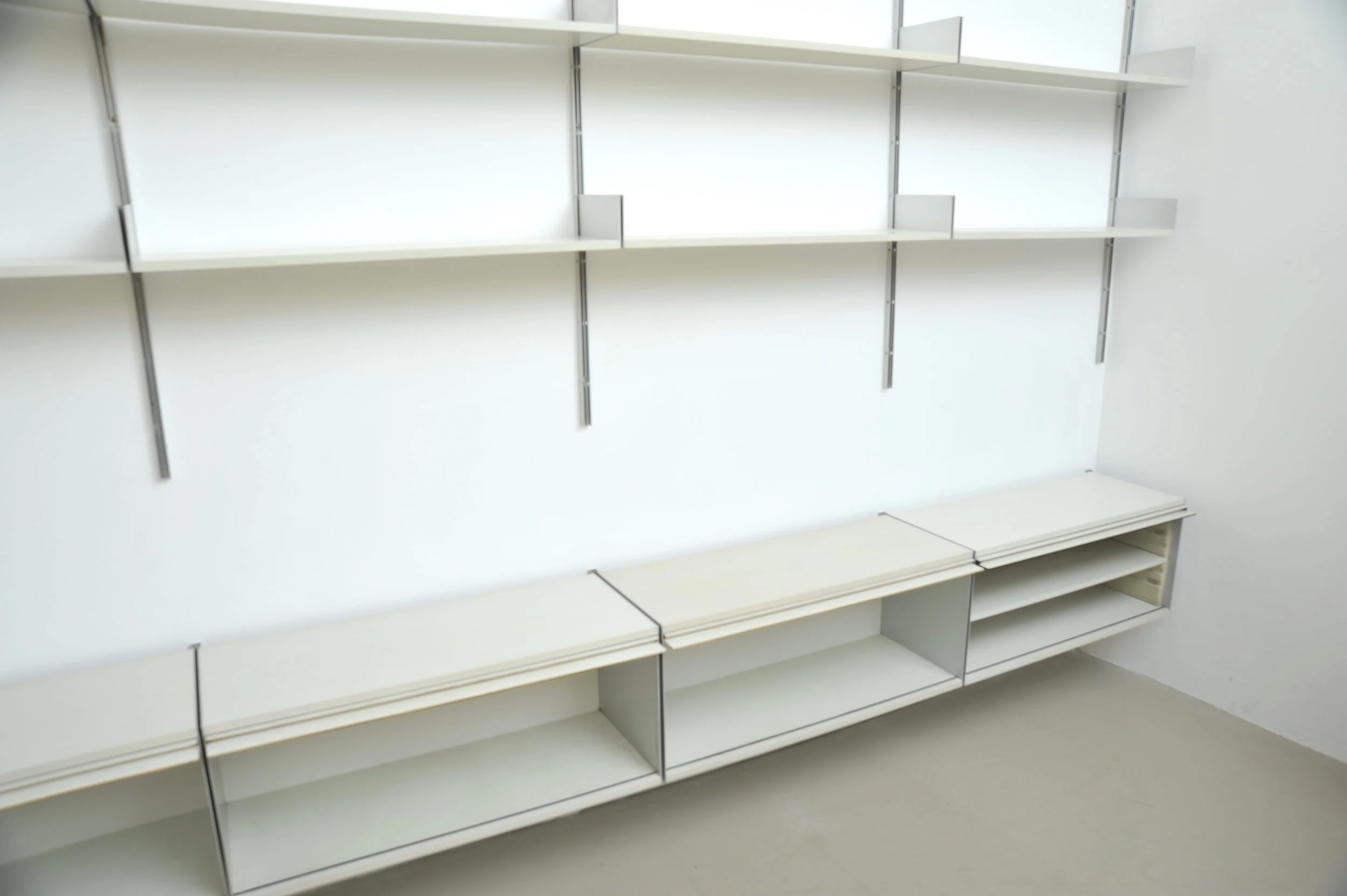 Dieter-Rams-Vitsoe-606-lichtgrau-Regalsystem-shelv-7.JPG