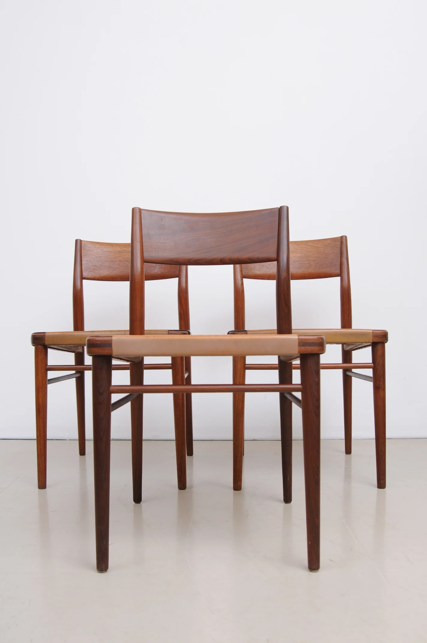georg-leowald-esszimmerstuhl-351-wilkhahn-stuhl-deutsches-design-arcitekt-bauhaus-deutscher-werkbund-leder.JPG
