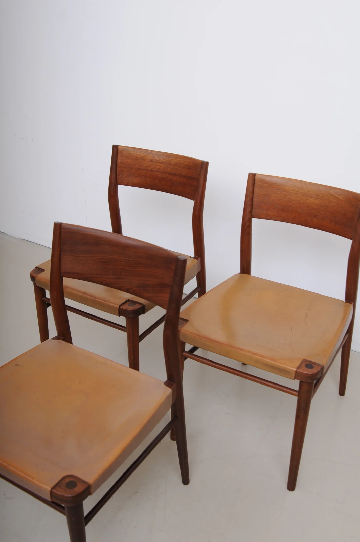 georg-leowald-esszimmerstuhl-351-wilkhahn-stuhl-deutsches-design-arcitekt-bauhaus-deutscher-werkbund-seite-rechts.JPG