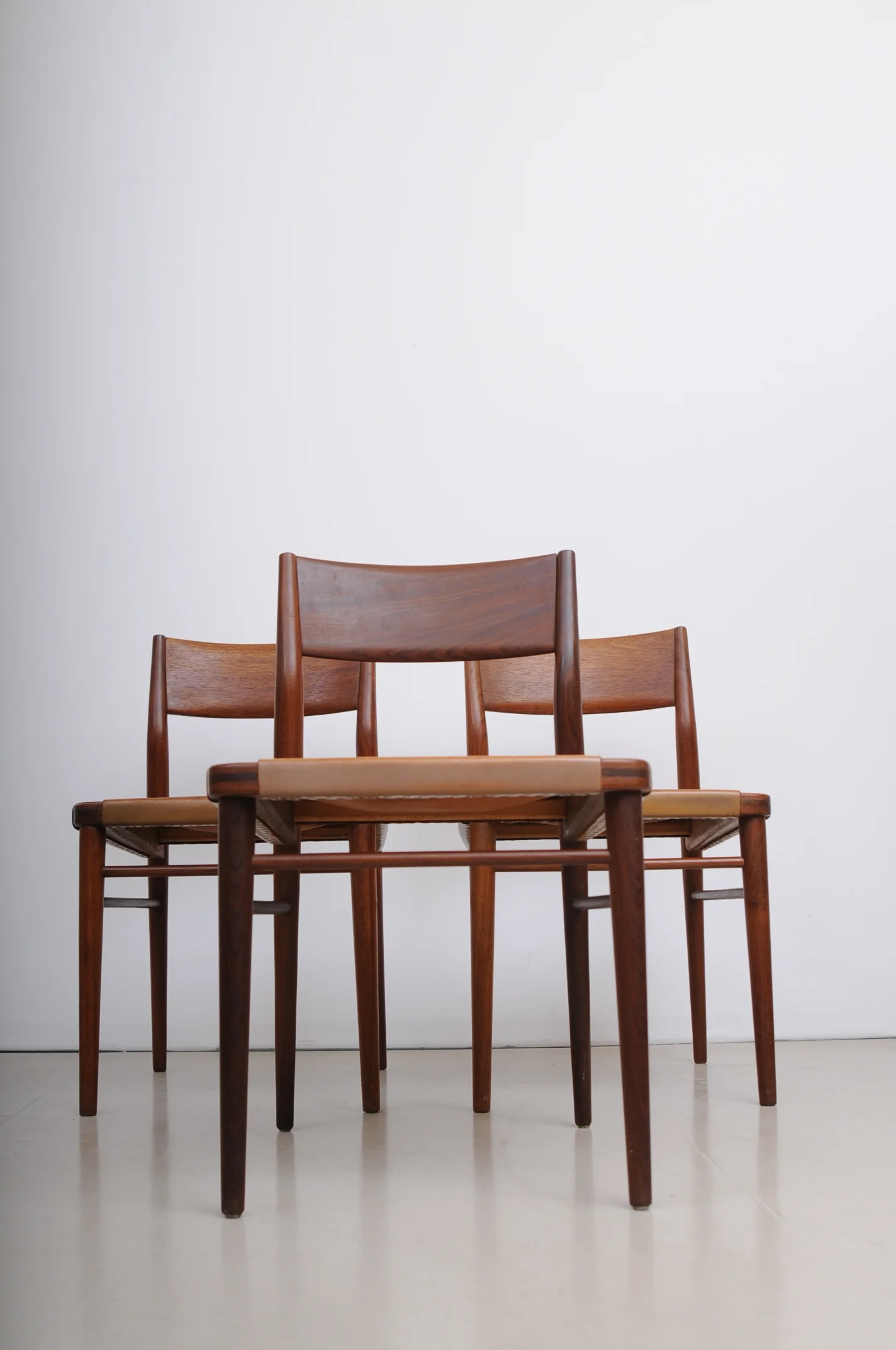 georg-leowald-esszimmerstuhl-351-wilkhahn-stuhl-deutsches-design-arcitekt-bauhaus-deutscher-werkbund-vorne-unten.JPG