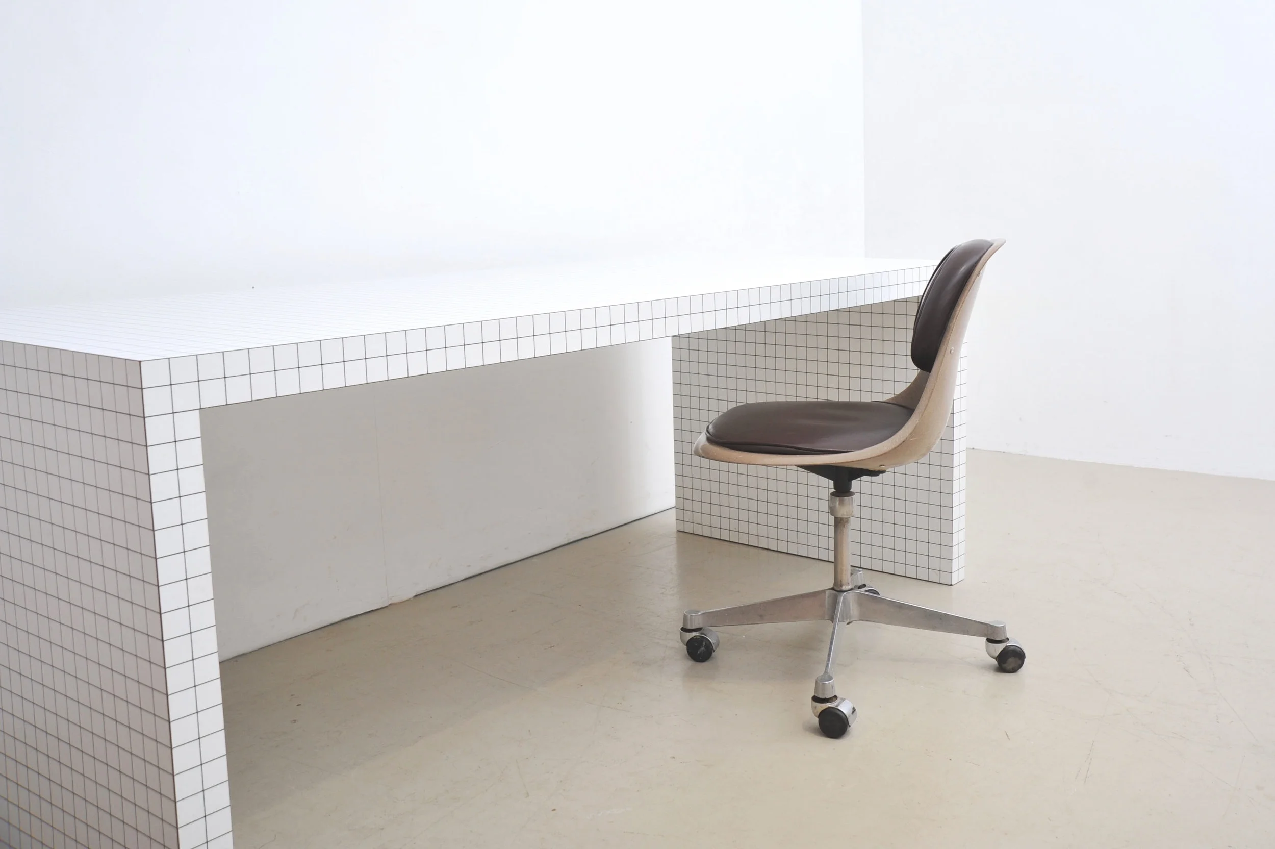 Quaderna-Schreibtisch-Esstisch-Designgruppe-Superstudio-Zanotta-Architekt-Stuhl.JPG