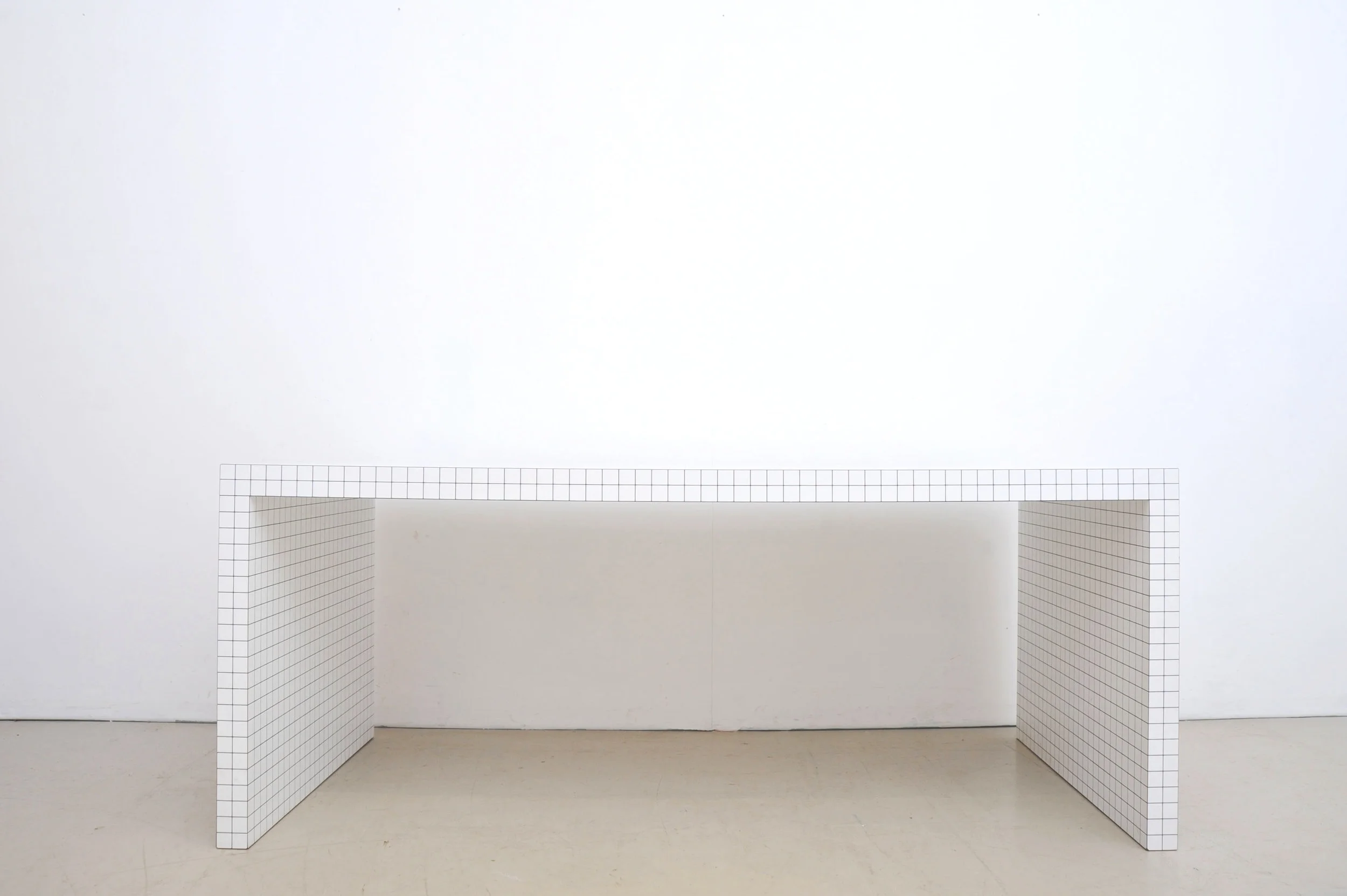 Quaderna-Schreibtisch-Esstisch-Designgruppe-Superstudio-Zanotta-Architekti-vorne.JPG
