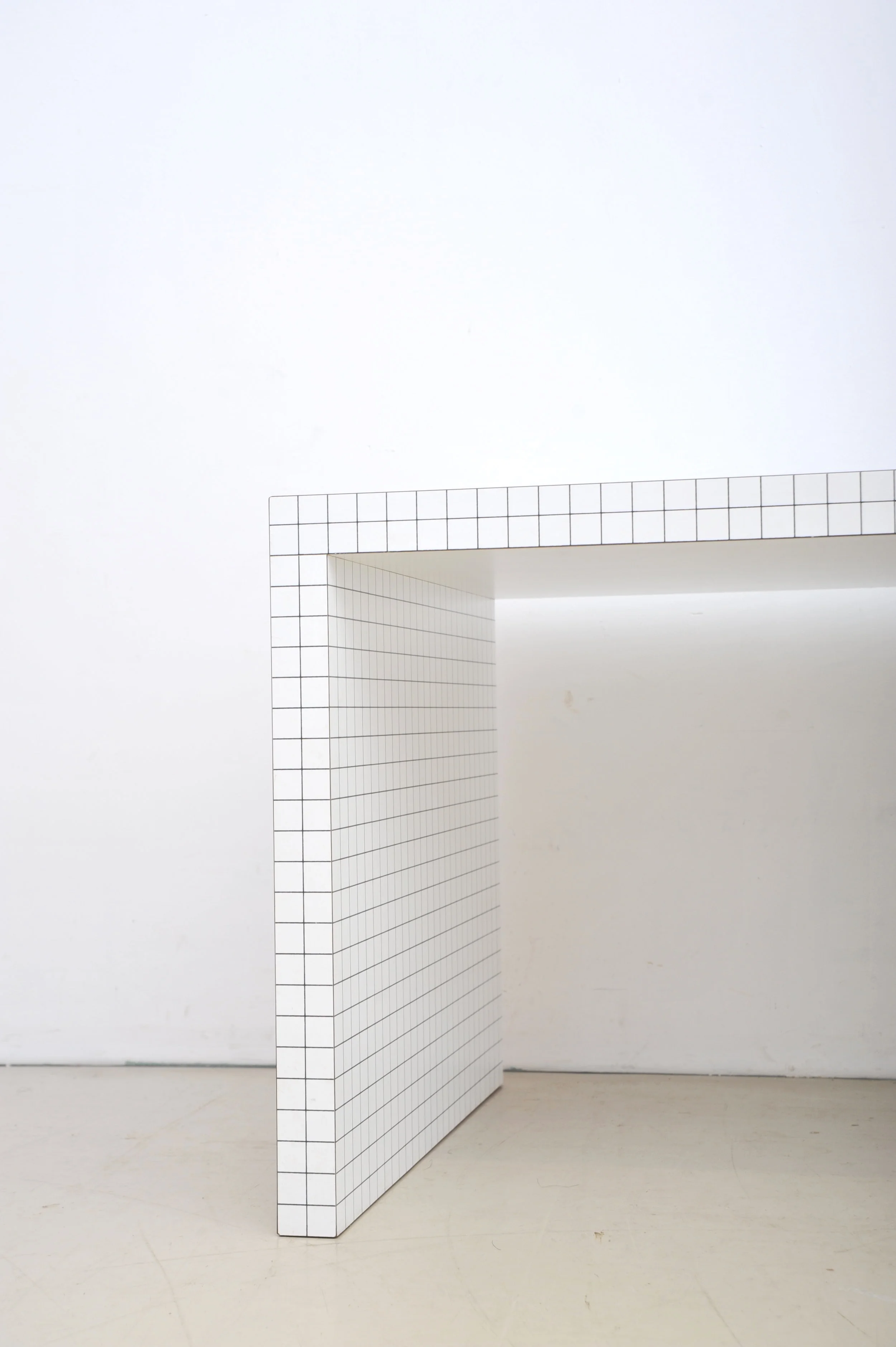 Quaderna-Schreibtisch-Esstisch-Designgruppe-Superstudio-Zanotta-bein-links.JPG