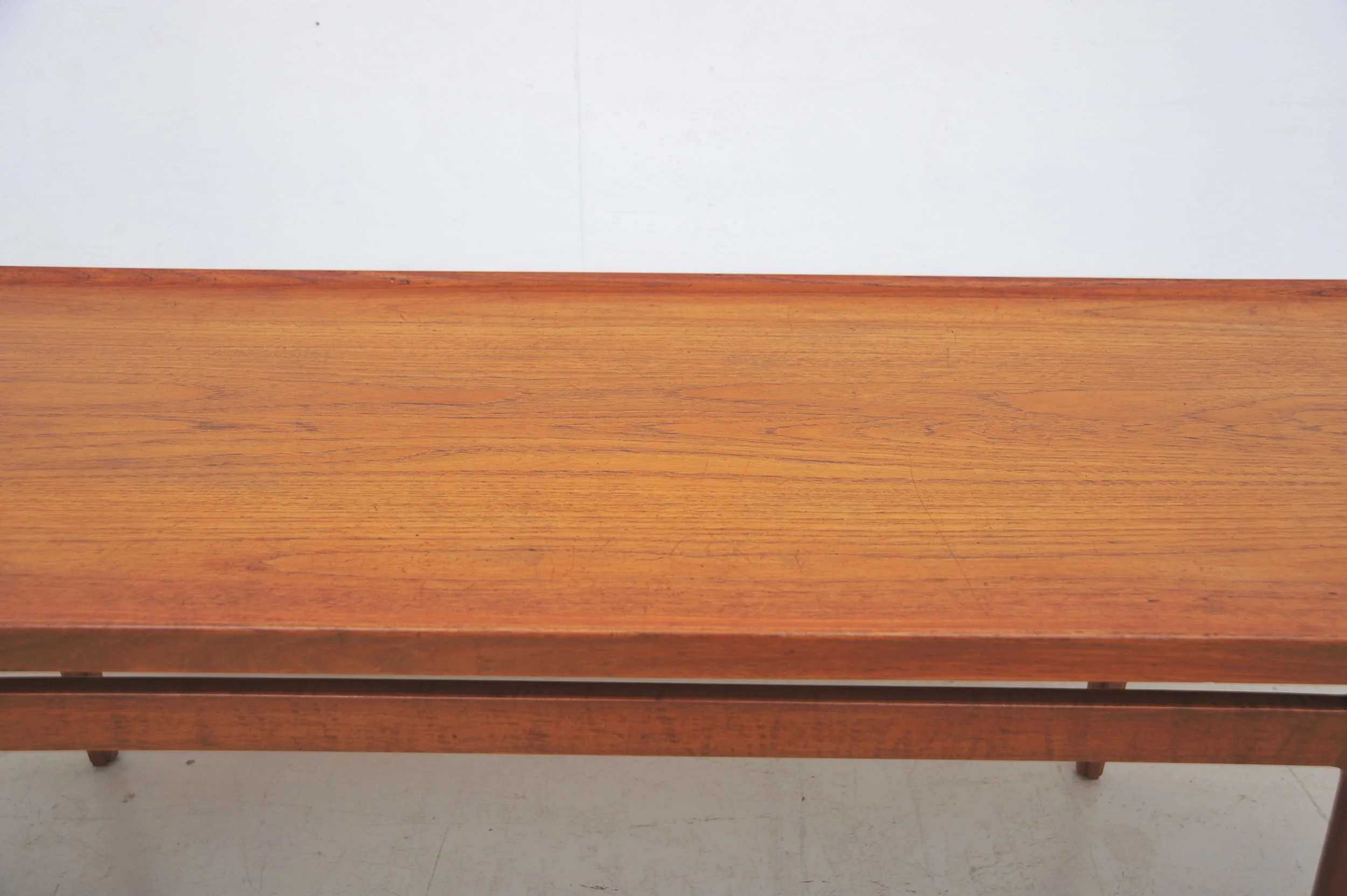 rance-&-Søn-France-&-Daverkosen-Finn-Juhl-Teak-Couschtisch-Modell-5804-braun-mitte.JPG