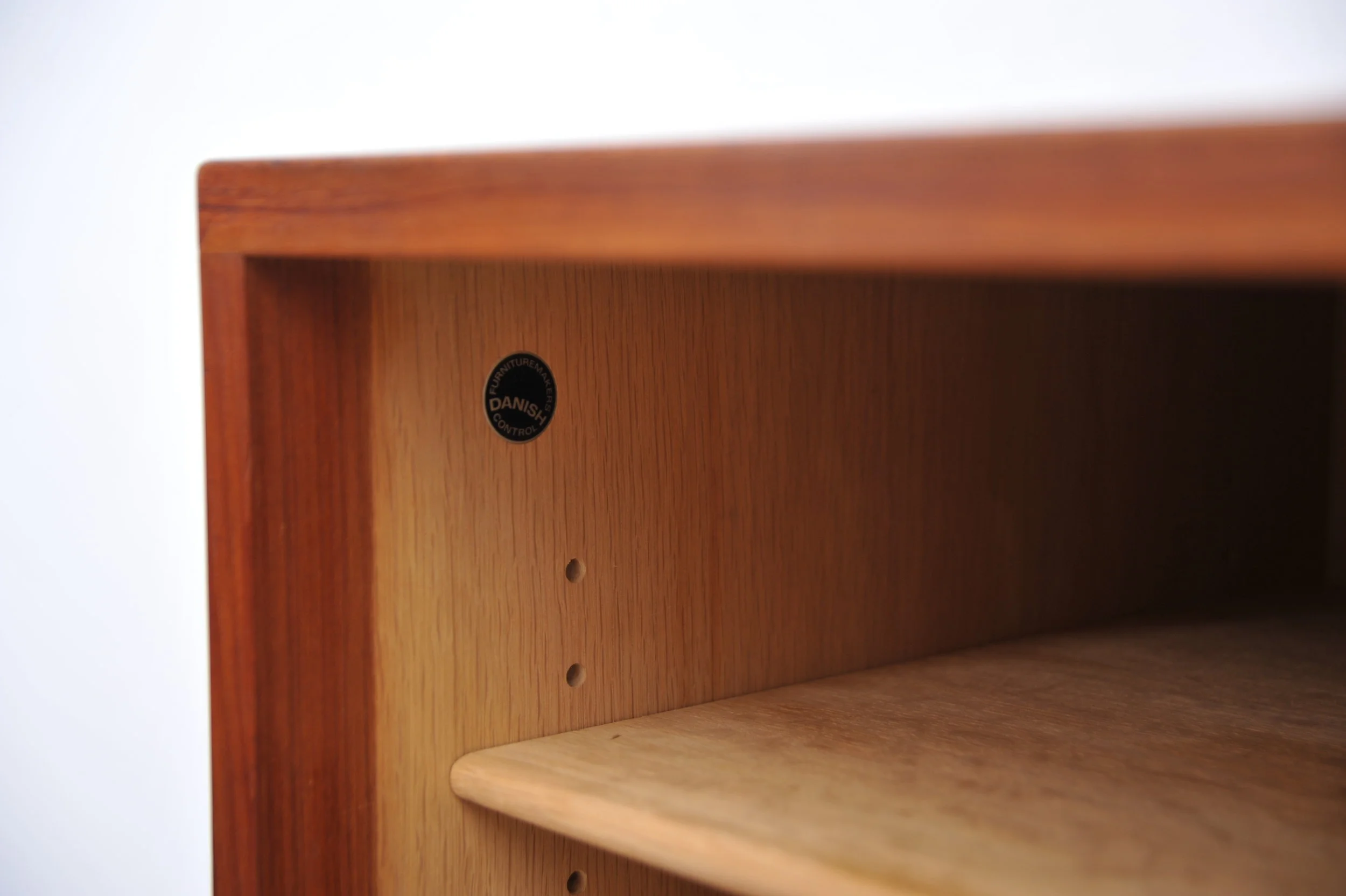hans-wegner-at26-ry-mobler-teak-eiche-sideboard-modern-dänemark-rohrgeflecht-loggo.JPG