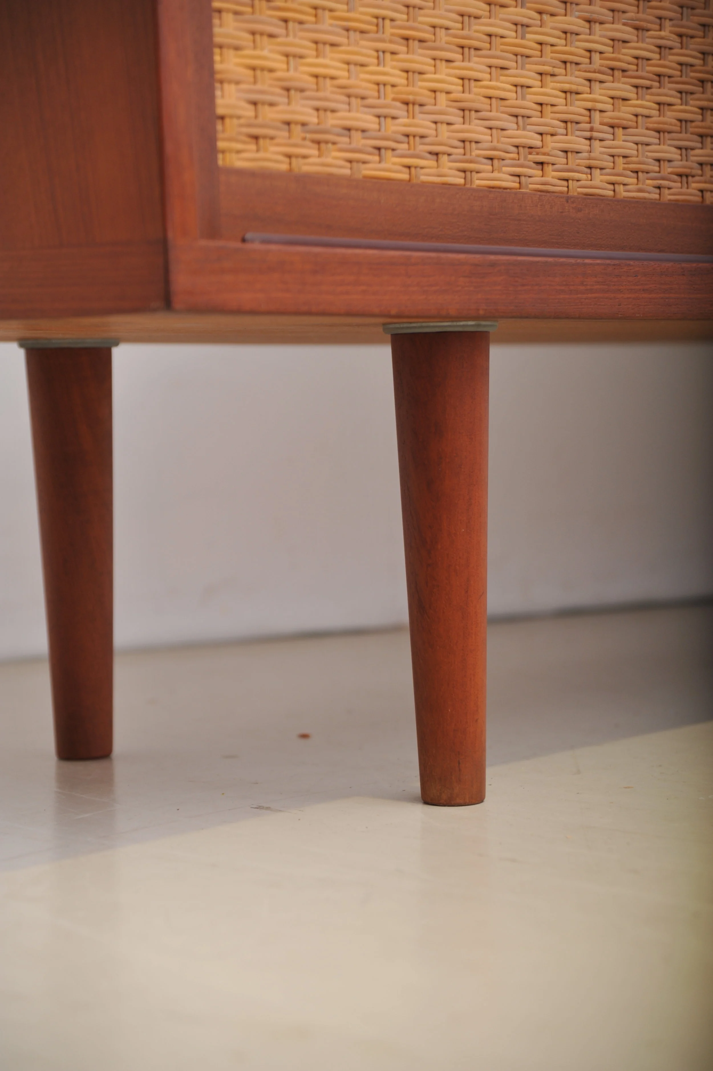 hans-wegner-at26-ry26-ry-mobler-teak-eiche-sideboard-modern-dänemark-rohrgeflecht-füße.JPG