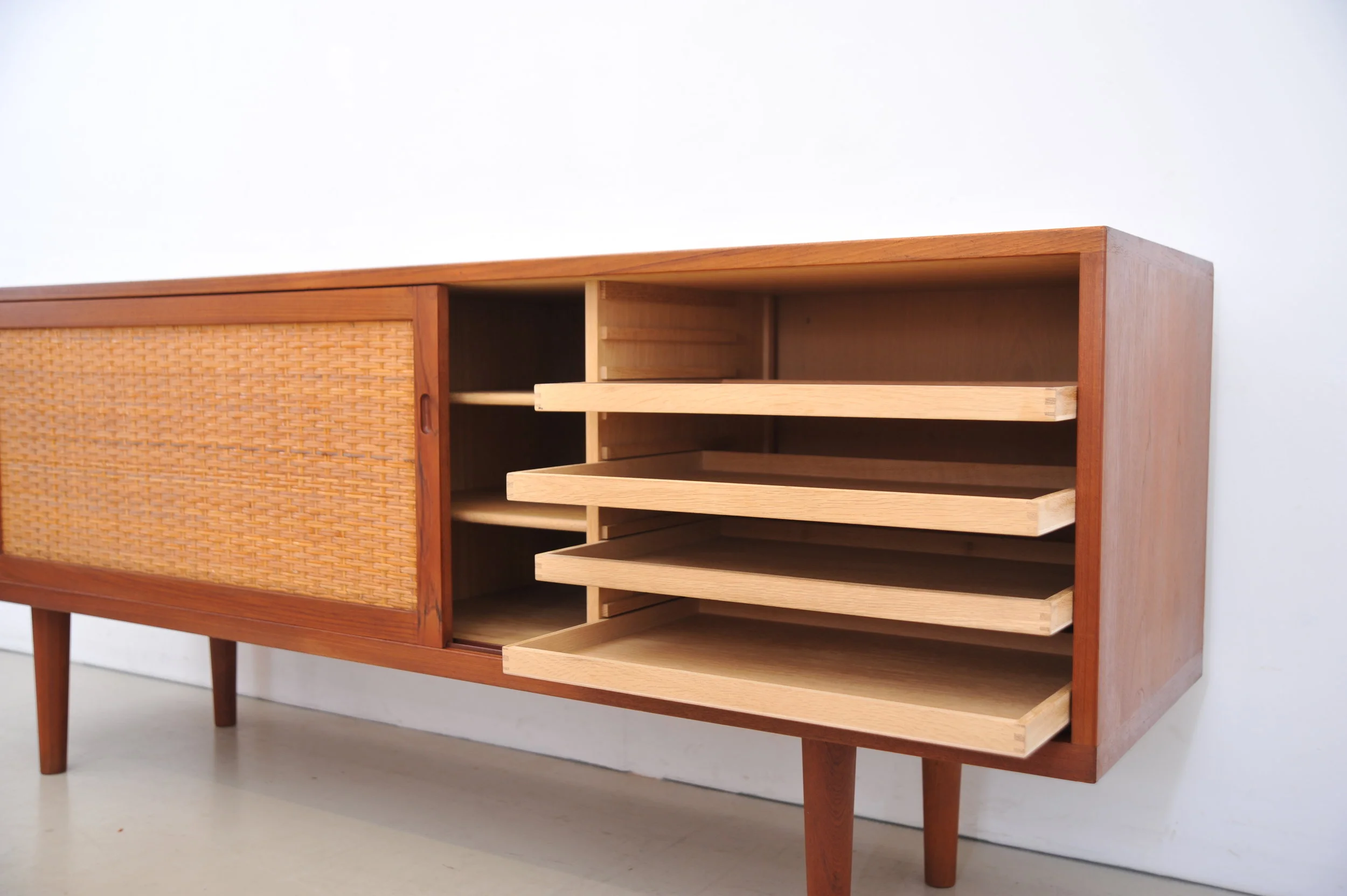 hans-wegner-at26-ry26-ry-mobler-teak-eiche-sideboard-modern-dänemark-rohrgeflecht-schubladen.JPG