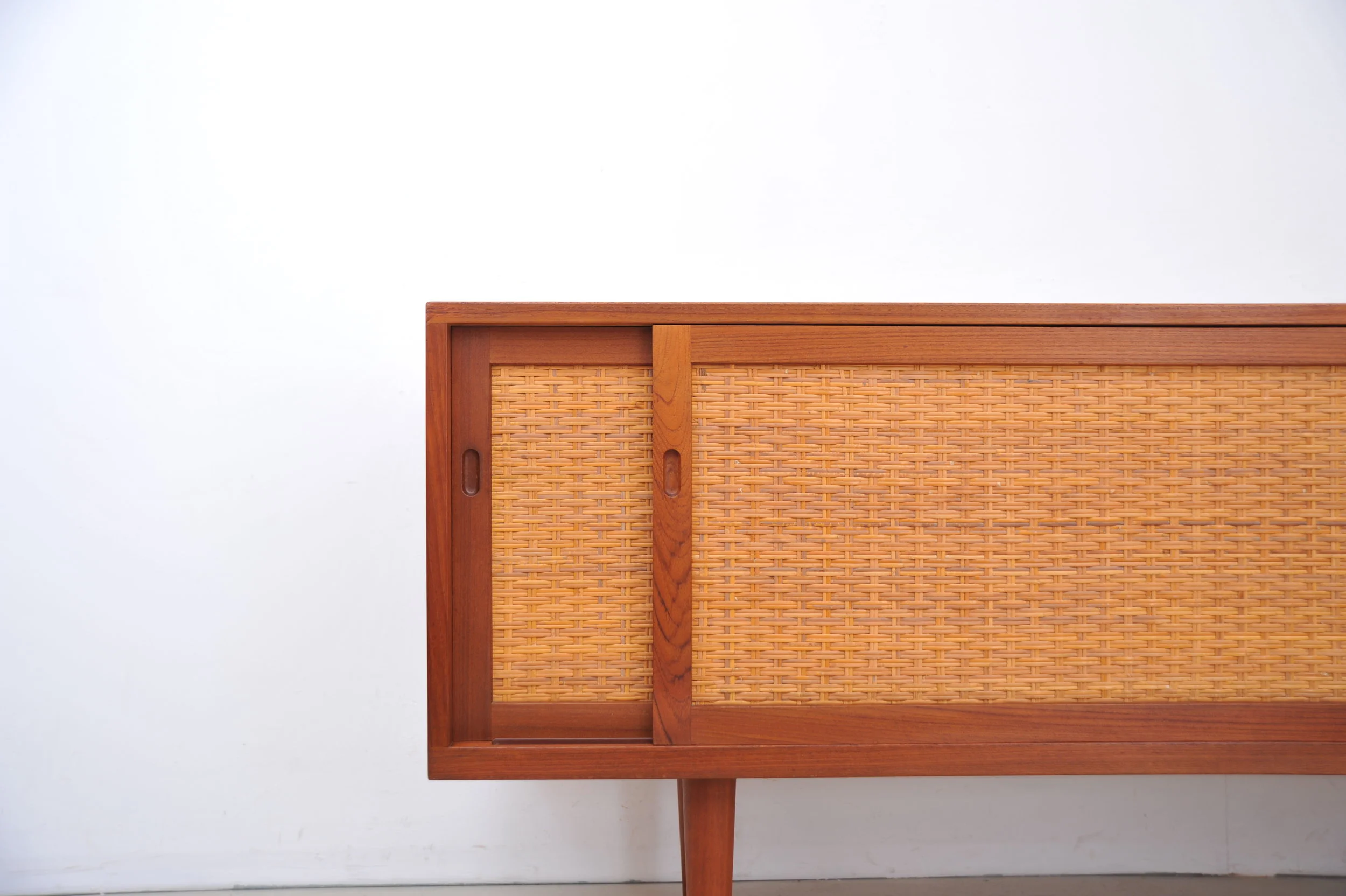 hans-wegner-at26-ry26-ry-mobler-teak-eiche-sideboard-modern-dänemark-rohrgeflecht-türen-links.JPG